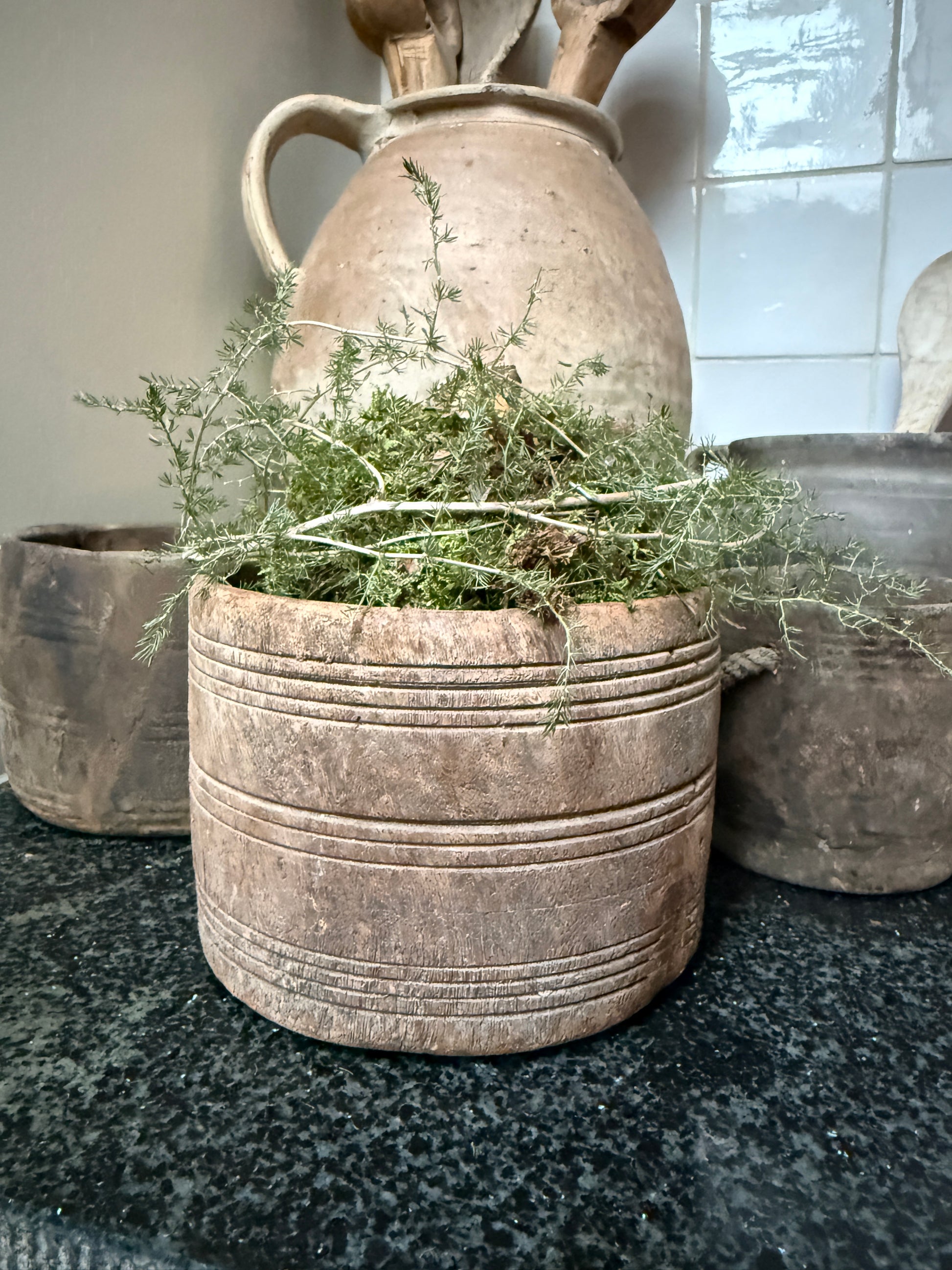 Handgemaakte houten pot met groene takken op landelijke keukenstijl achtergrond, My Sober Home