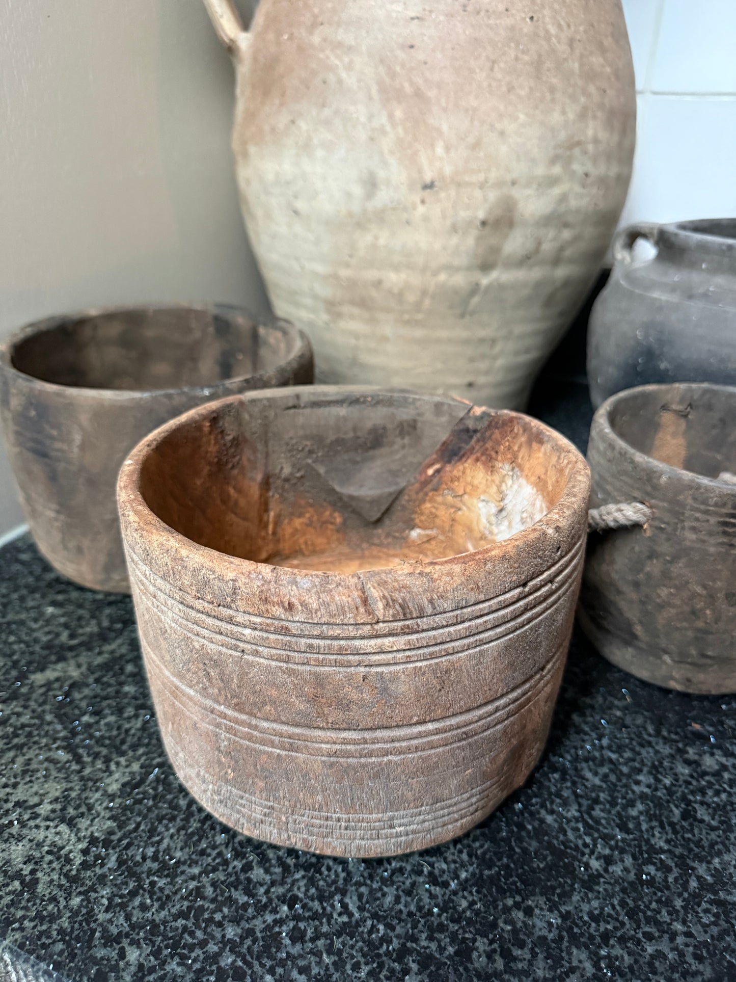 Handgemaakte houten kommen en aardewerken pot, authentieke landelijke woonaccessoires