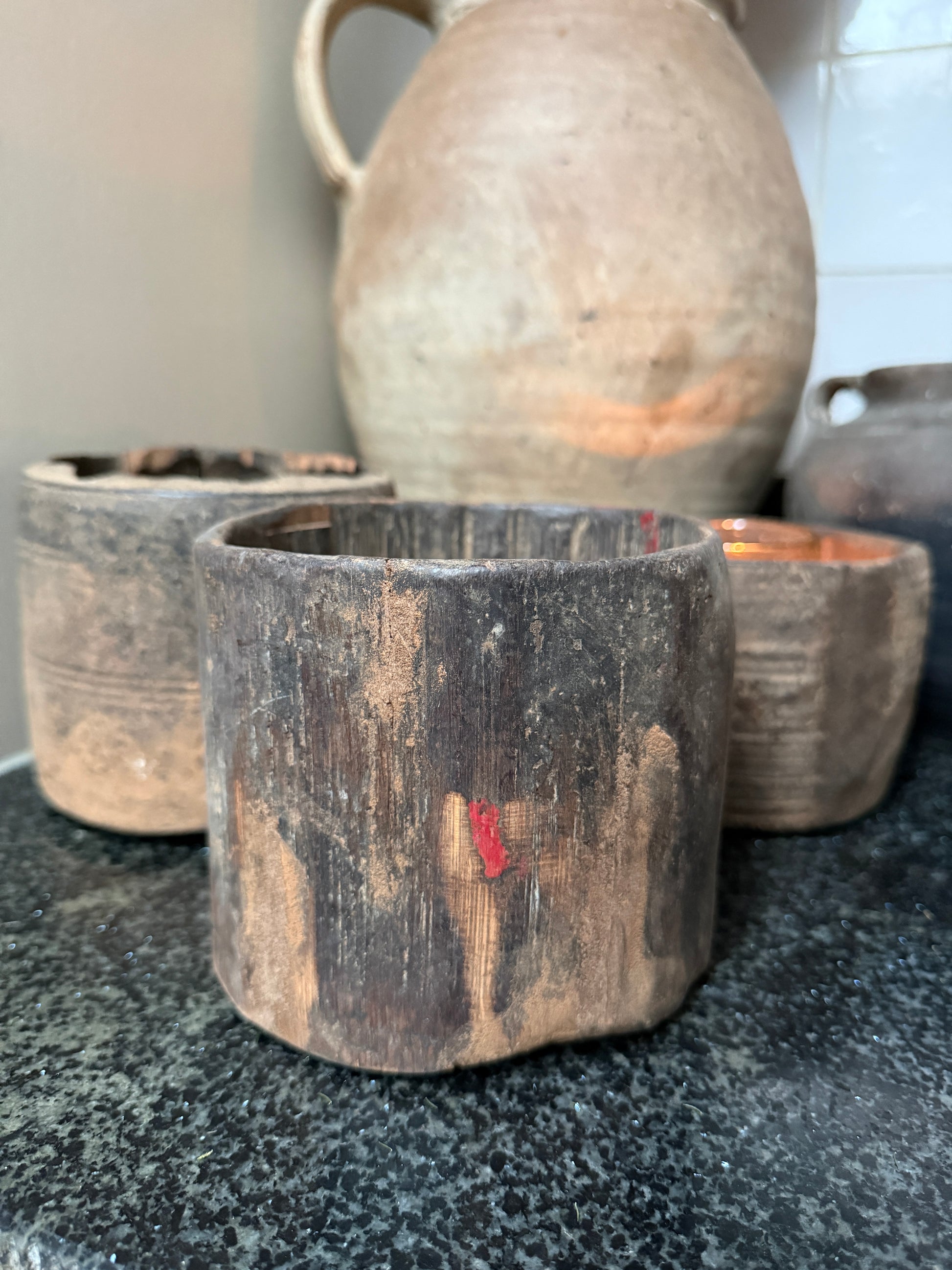 Handgemaakte houten pot op zwart aanrecht, landelijke woondecoratie van My Sober Home