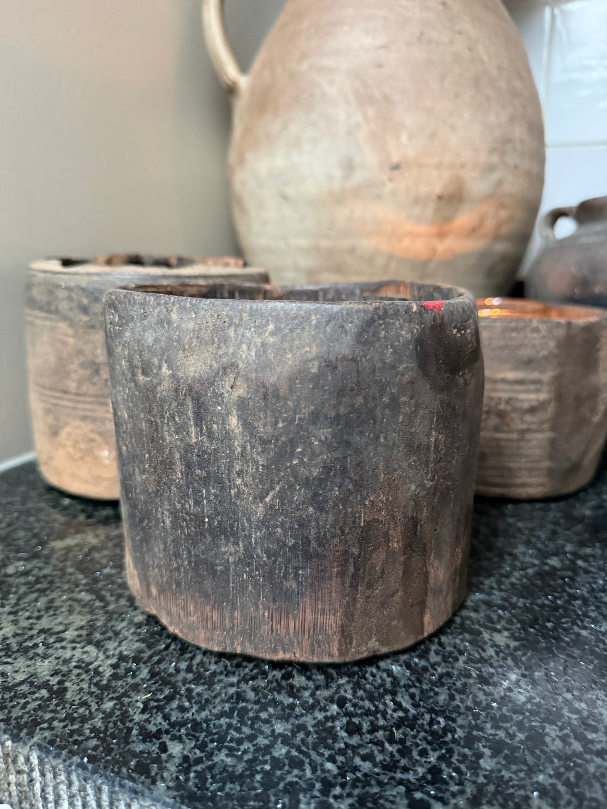 Handgemaakt houten potje op zwarte steen, landelijk sober woonaccessoire uit India bij My Sober Home