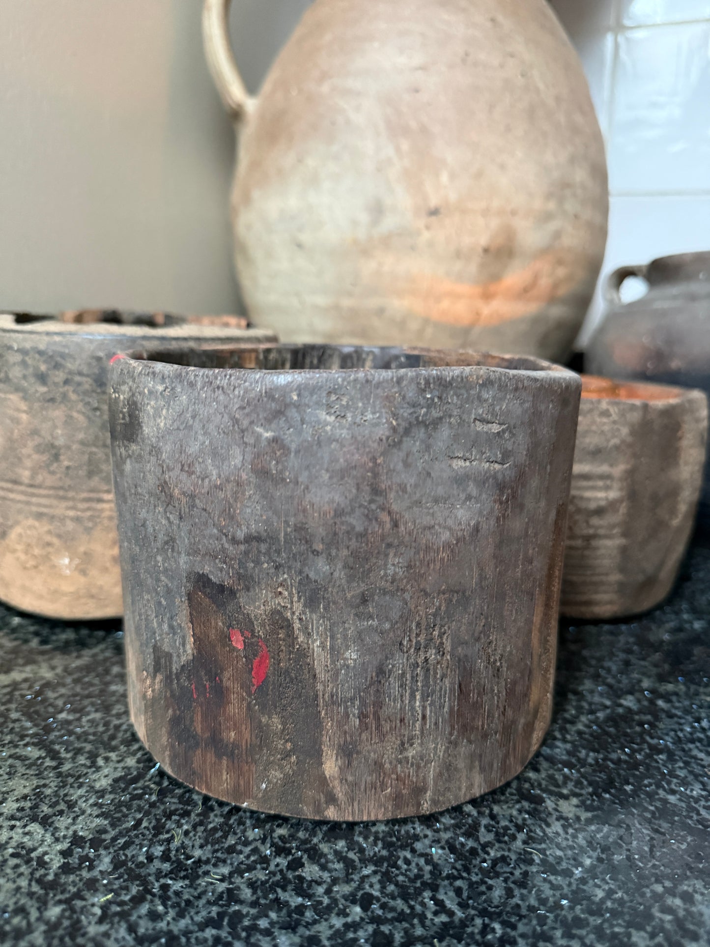 Authentieke, handgemaakte houten pot op zwarte ondergrond, landelijk en sober woonaccessoire