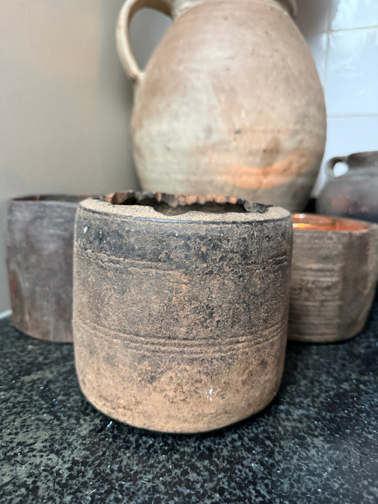 Handgemaakte, rustieke aardewerken potten op zwart natuurstenen aanrecht, My Sober Home stijl