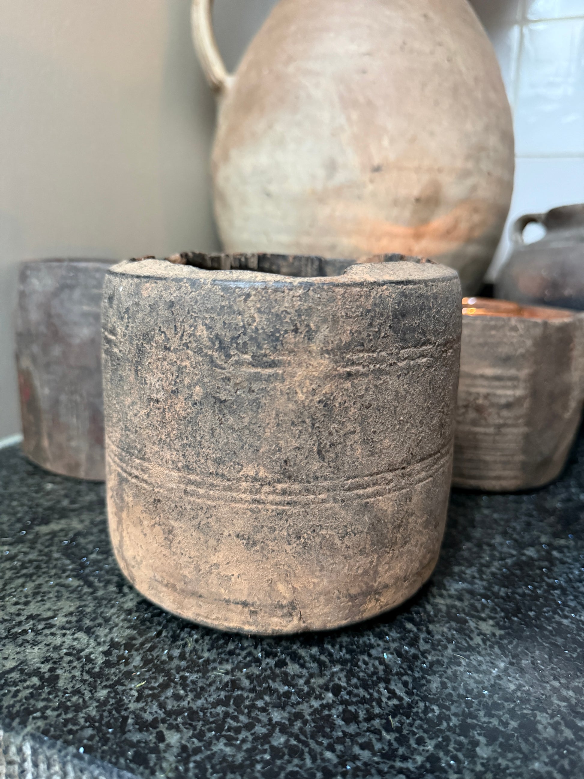 Handgemaakte, rustieke, sobere potten van aardewerk op een donkere ondergrond – My Sober Home