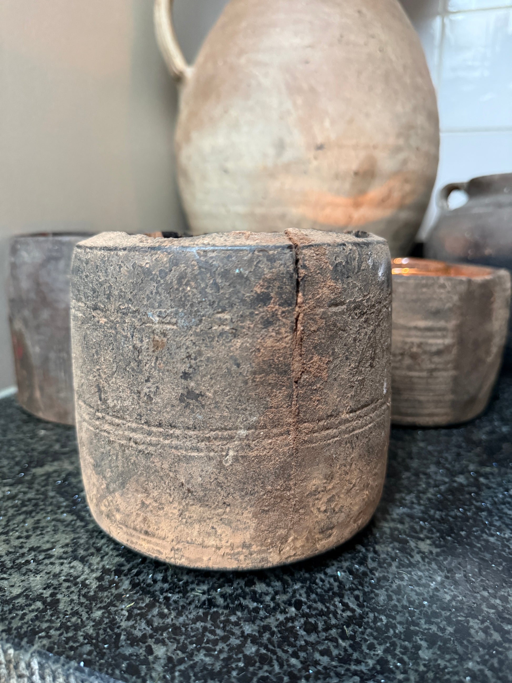 Authentieke, handgemaakte aardewerken pot op zwart granieten aanrecht, My Sober Home woonaccessoire