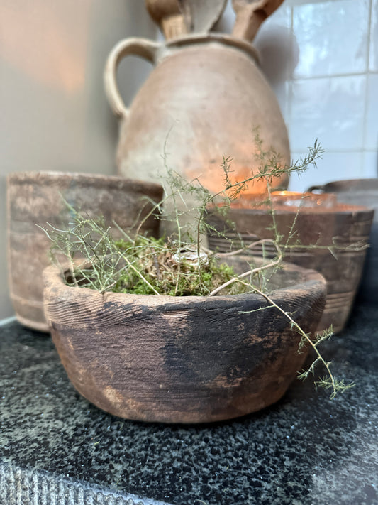 Handgemaakte houten schaal met mos en takjes, landelijke woonaccessoire op donkere stenen ondergrond, My Sober Home