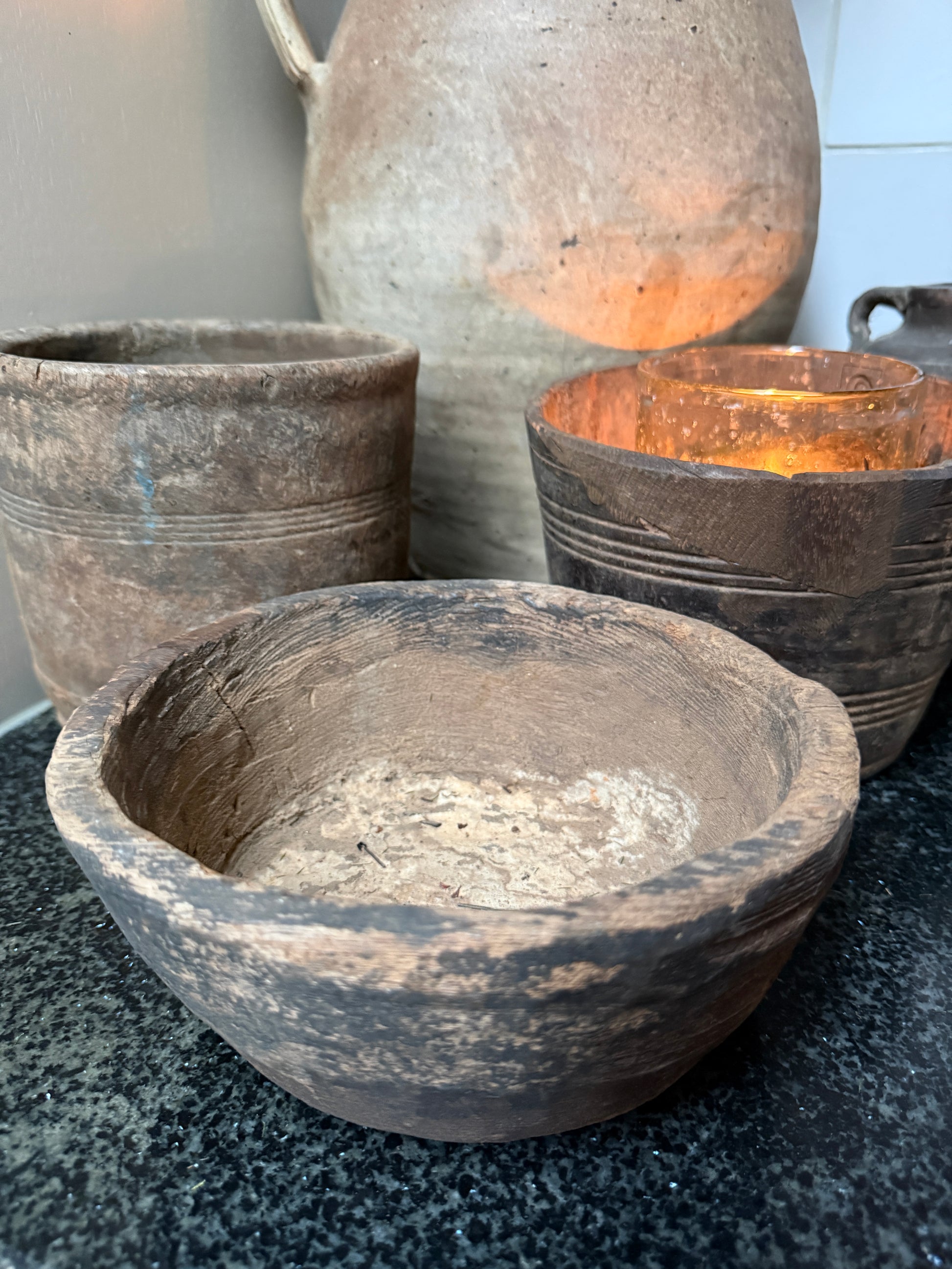 Authentieke handgemaakte houten schalen en potten in sober, landelijk interieur bij My Sober Home