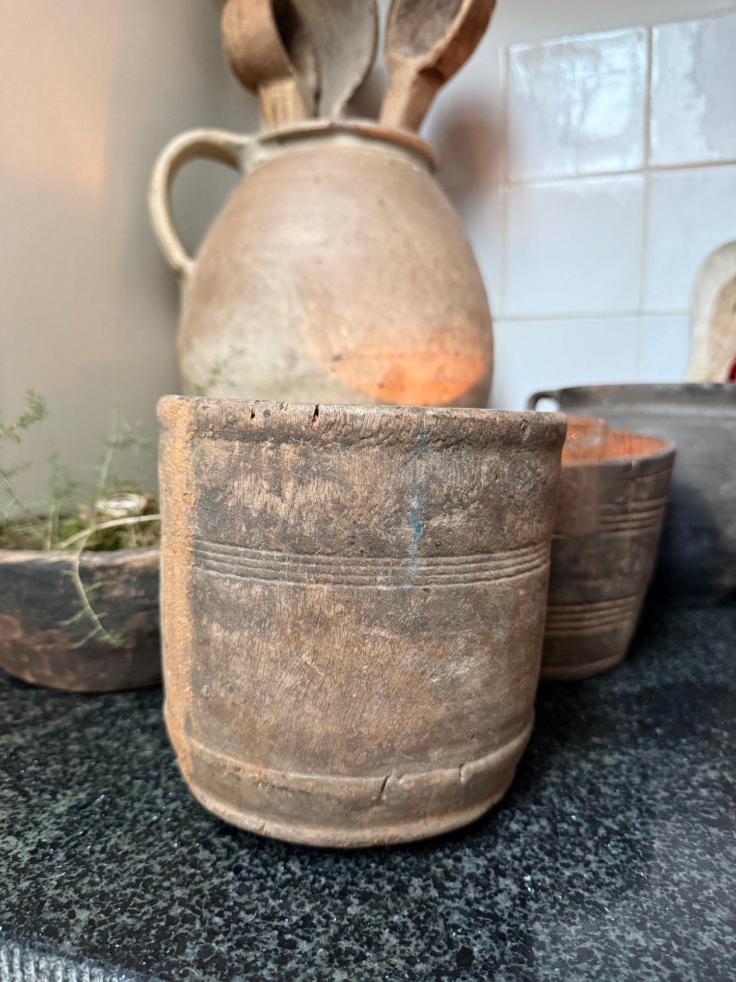 Authentieke handgemaakte houten pot op aanrecht, landelijke sober interieurstijl