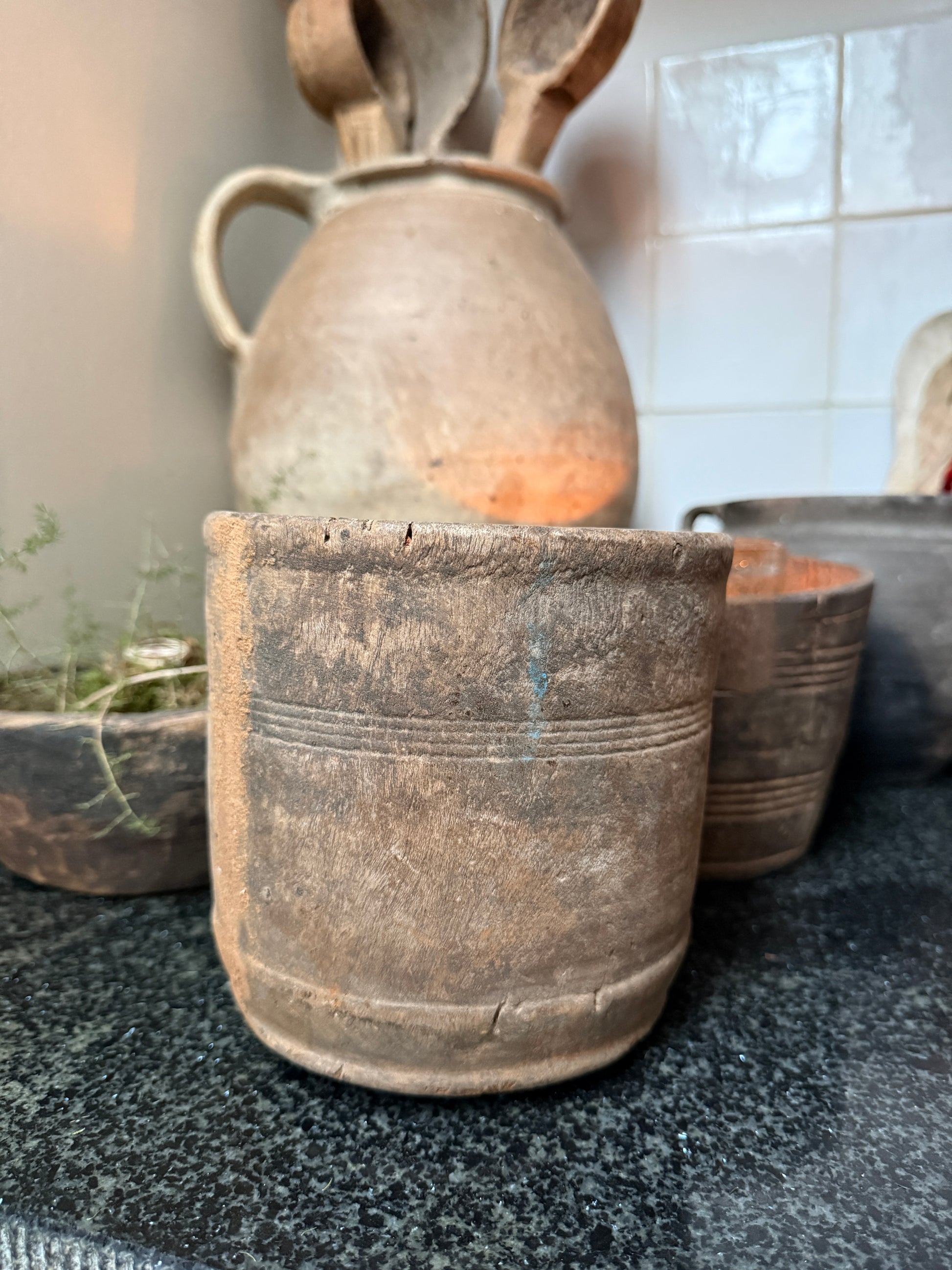 Authentieke handgemaakte houten pot op aanrecht, landelijke sober interieurstijl