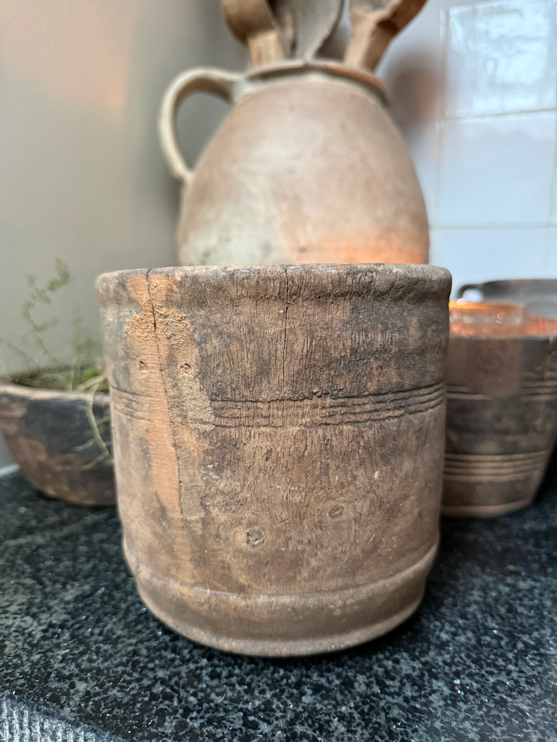 Handgemaakte sobere houten pot op aanrecht, perfect voor landelijk interieur van My Sober Home