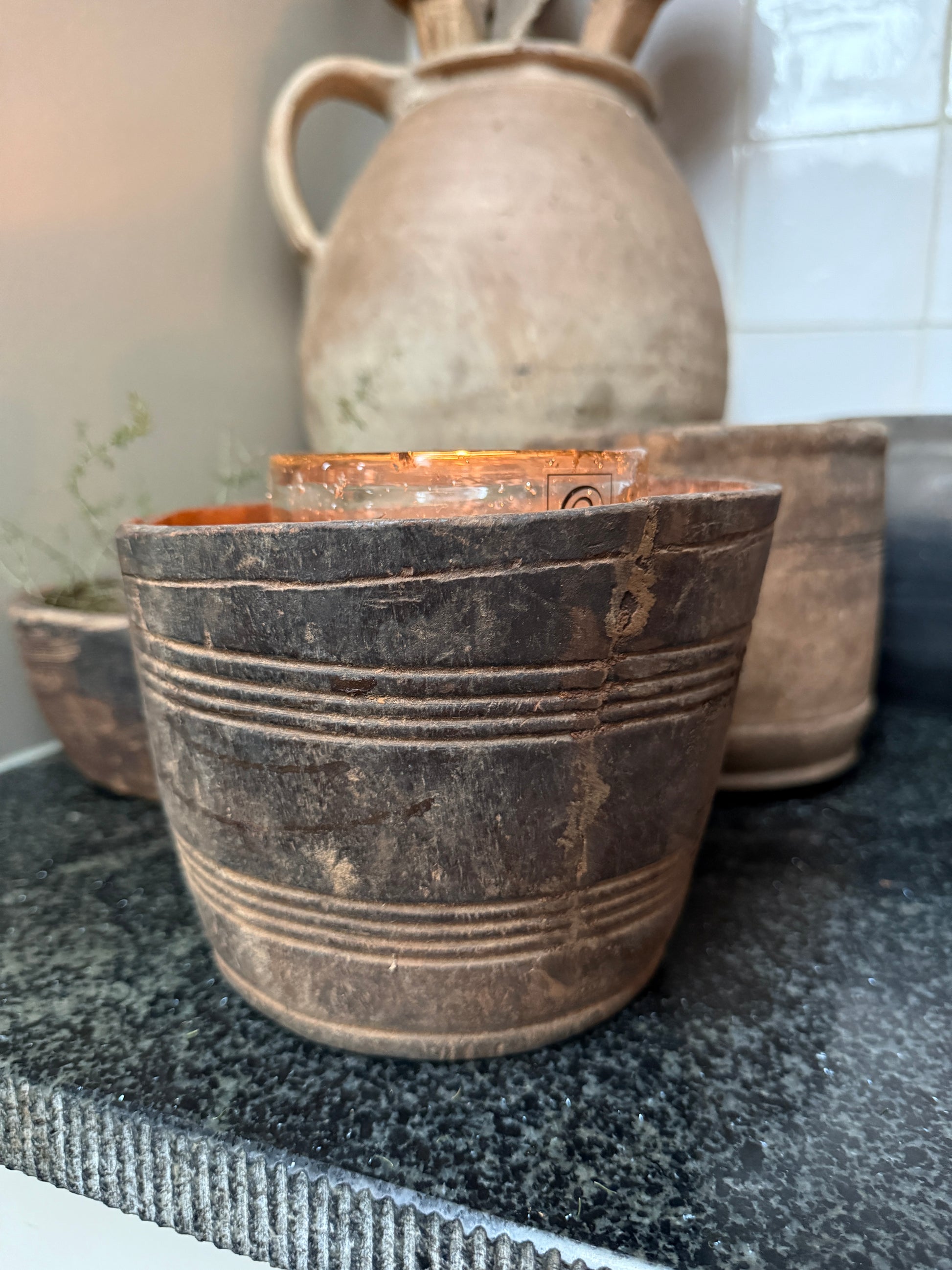 Authentieke handgemaakte houten pot met glas, sober landelijk woonaccessoire uit India.