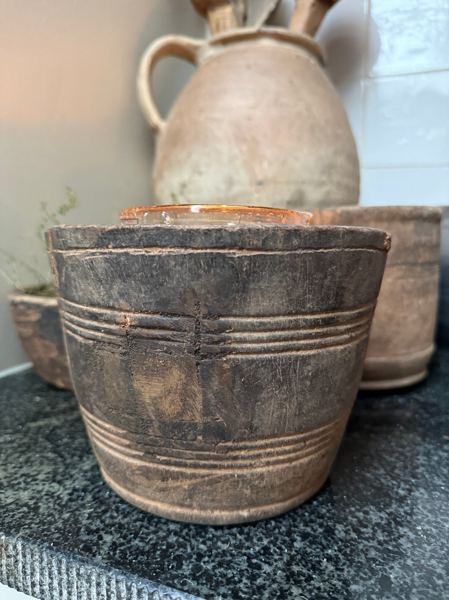 Handgemaakte houten pot op een aanrecht, landelijke woonaccessoire My Sober Home