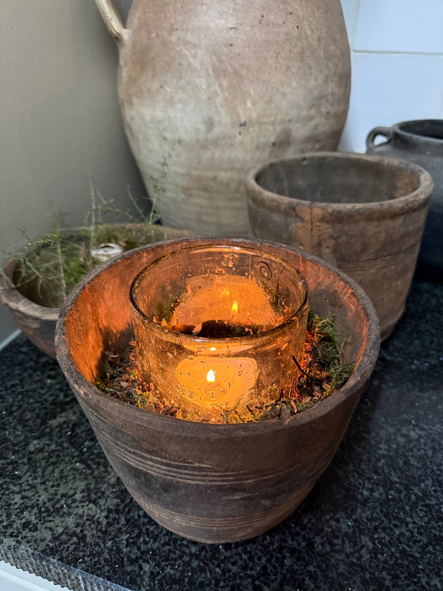 Sfeervolle handgemaakte windlicht in bruin aardewerken pot, landelijke woondecoratie