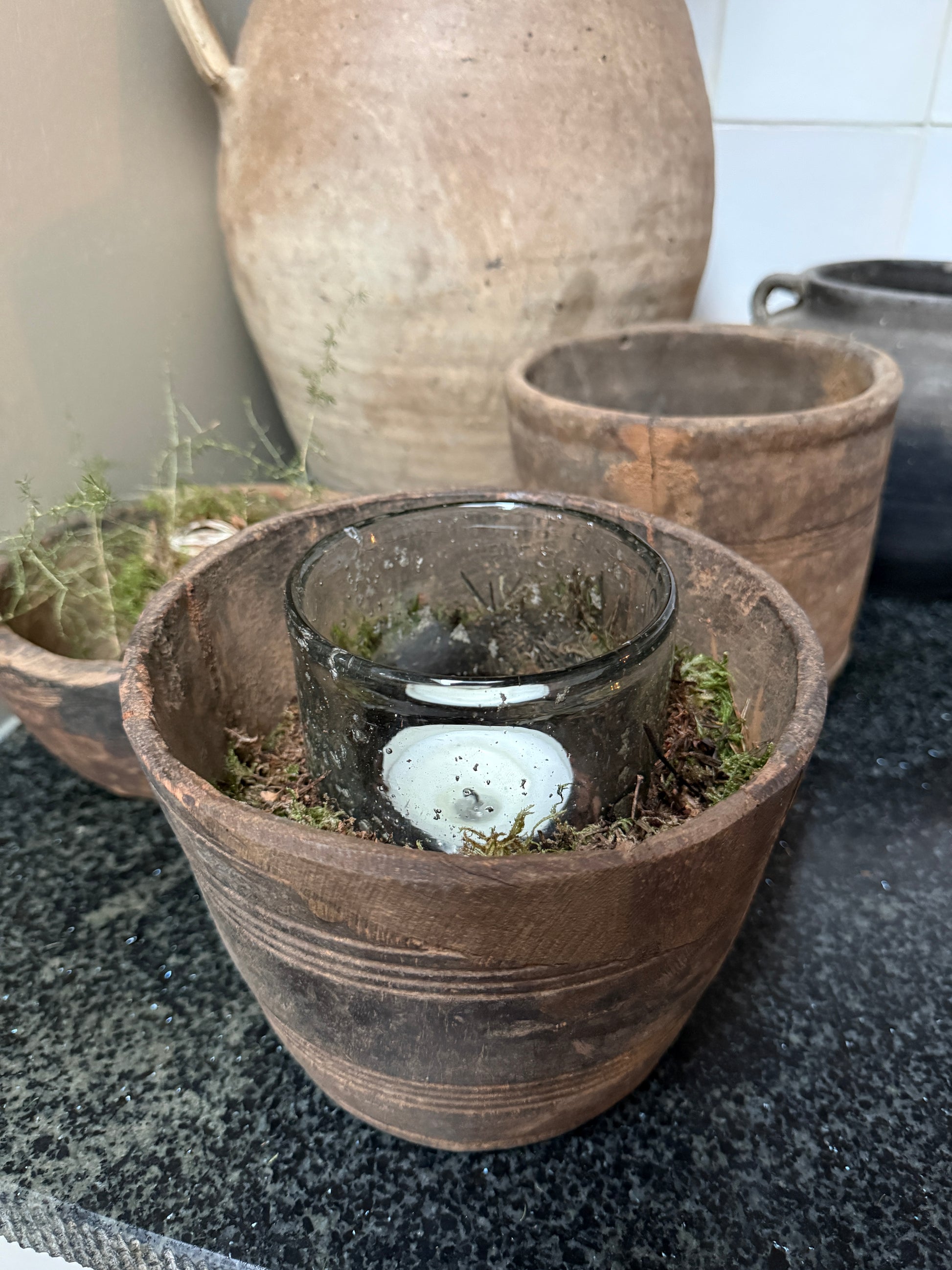 Landelijke handgemaakte pot met glazen waxinelichthouder en mos, My Sober Home woonaccessoire
