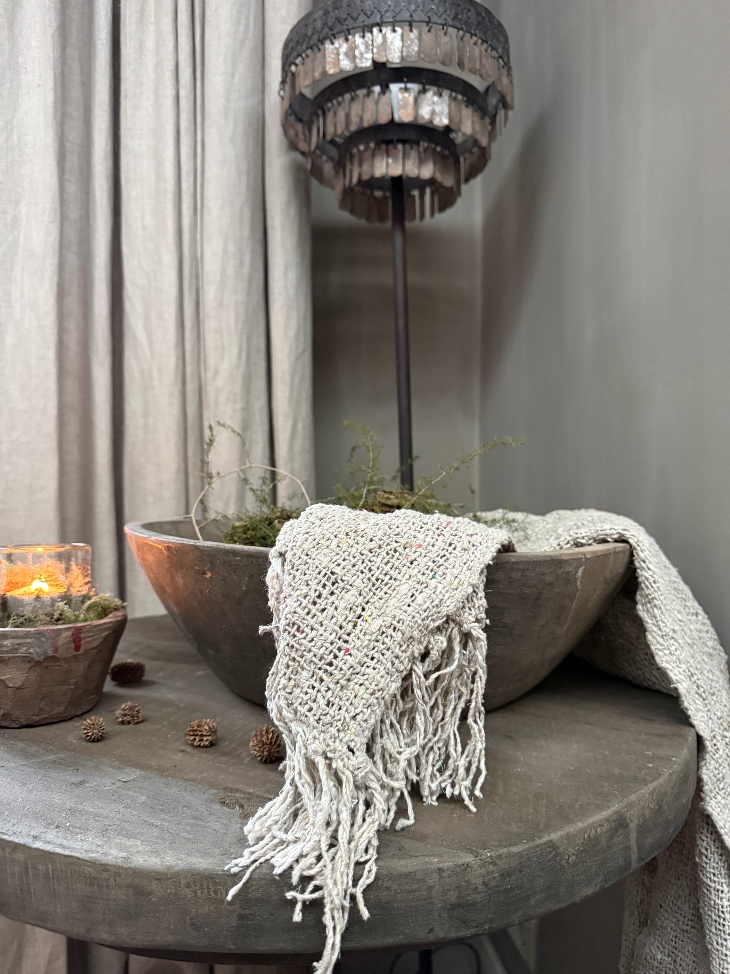 Handgemaakte linnen doek in houten schaal op landelijke bijzettafel, sfeervol verlicht, My Sober Home