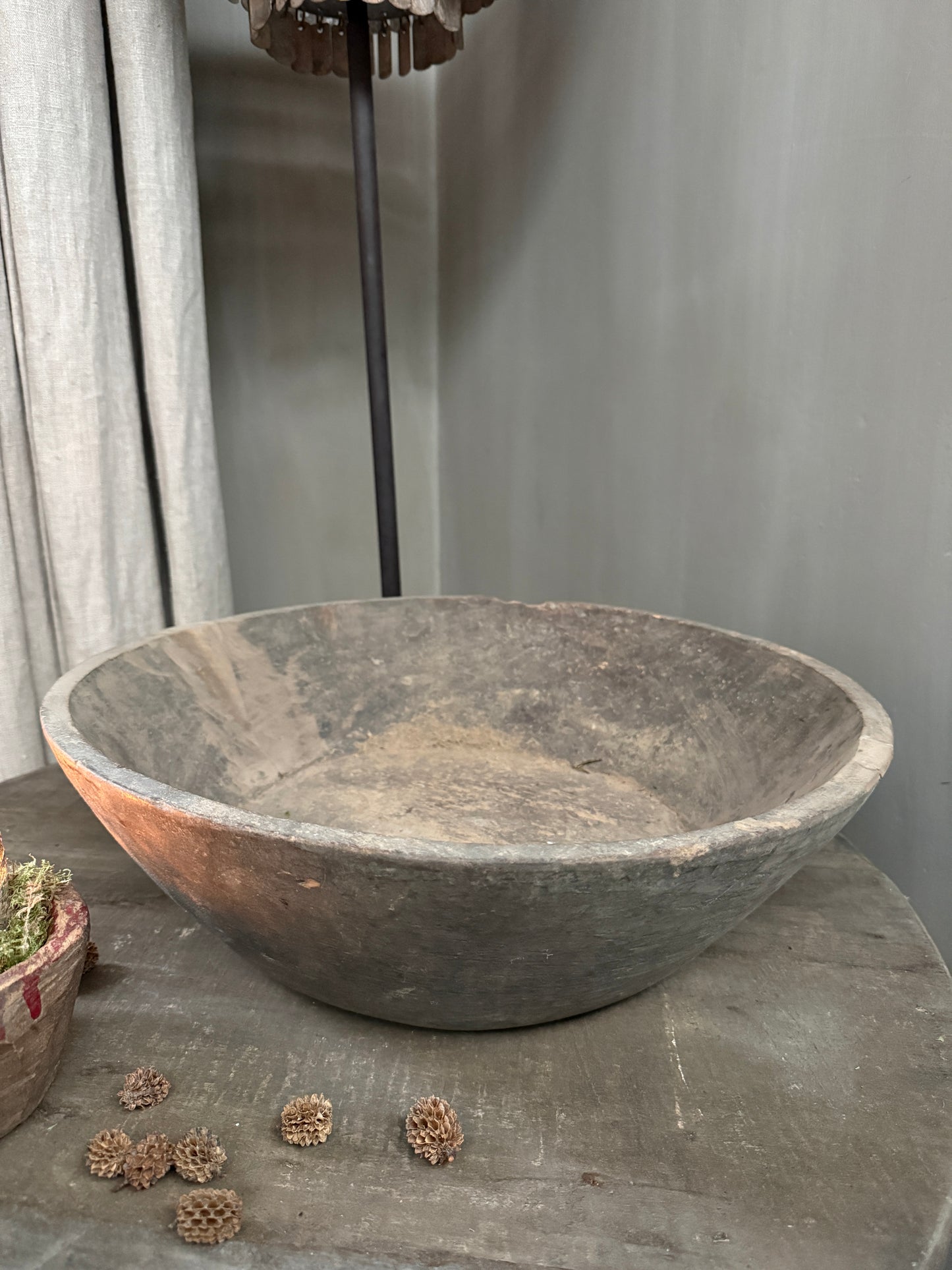 Authentieke, handgemaakte houten schaal op landelijke tafel, My Sober Home woonaccessoire