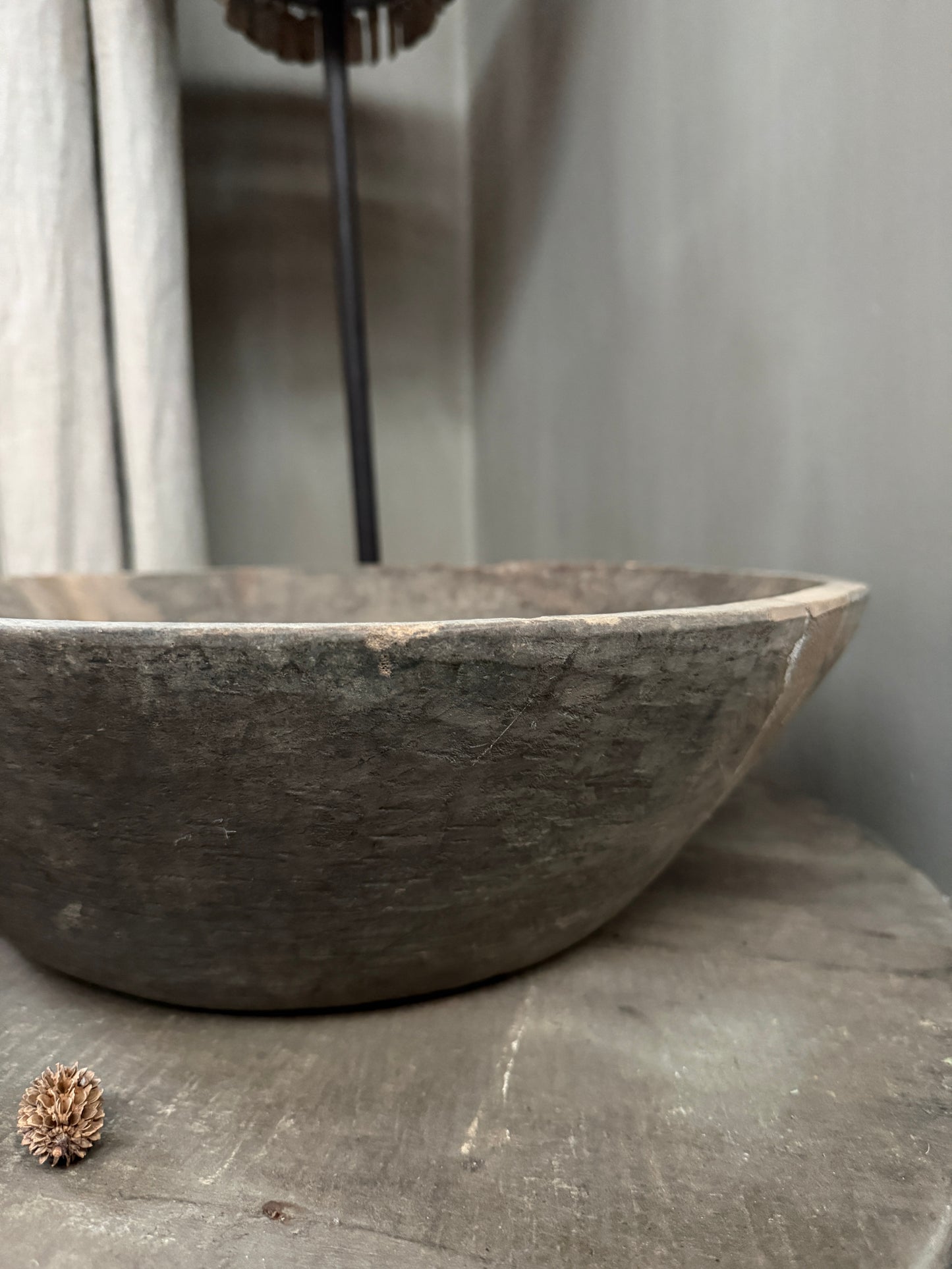 Handgemaakte houten schaal met rustieke uitstraling, landelijk sober interieur accessoire