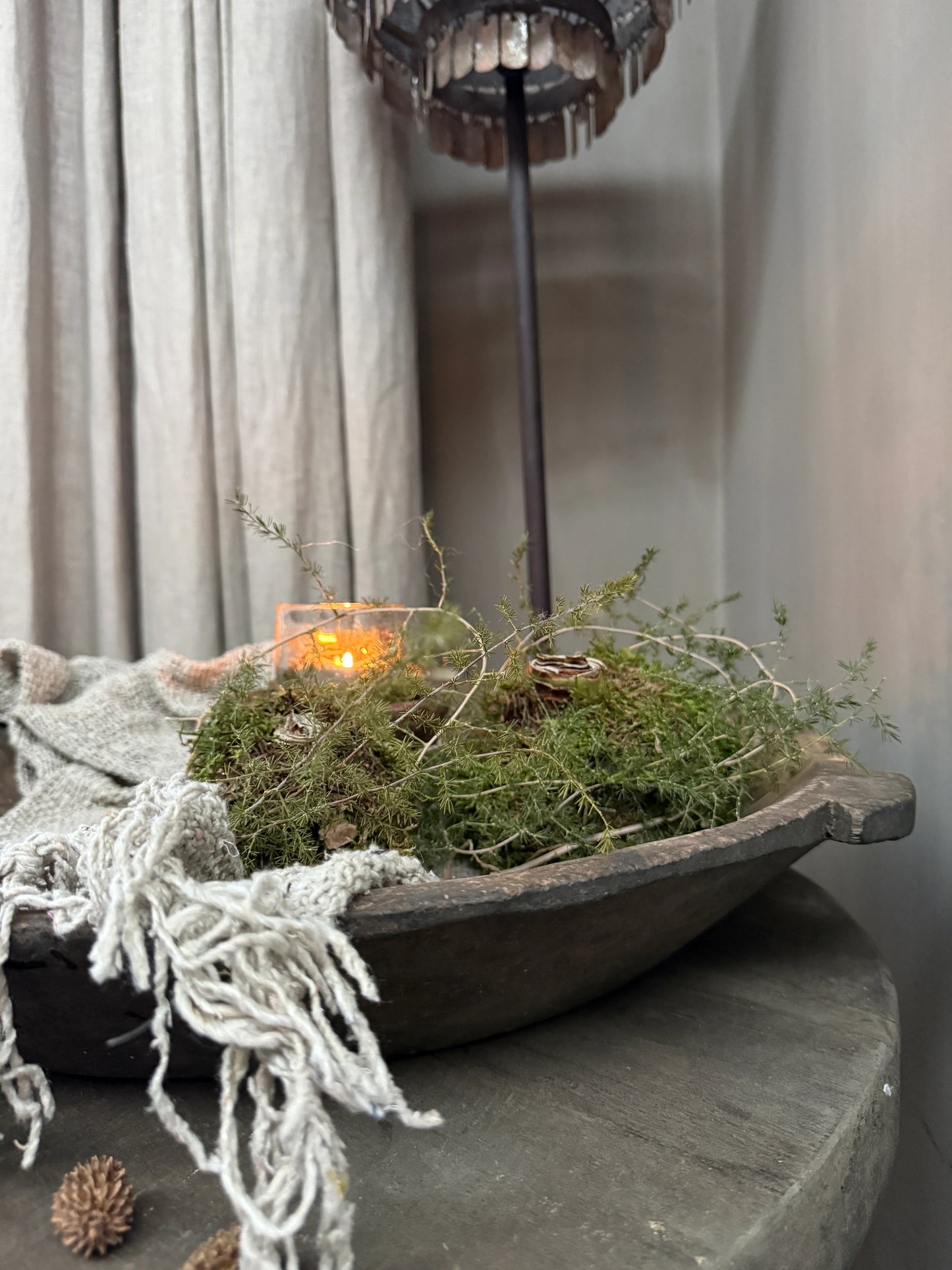 Sober houten schaal met mosdecoratie en kaars, landelijke woonaccessoire My Sober Home