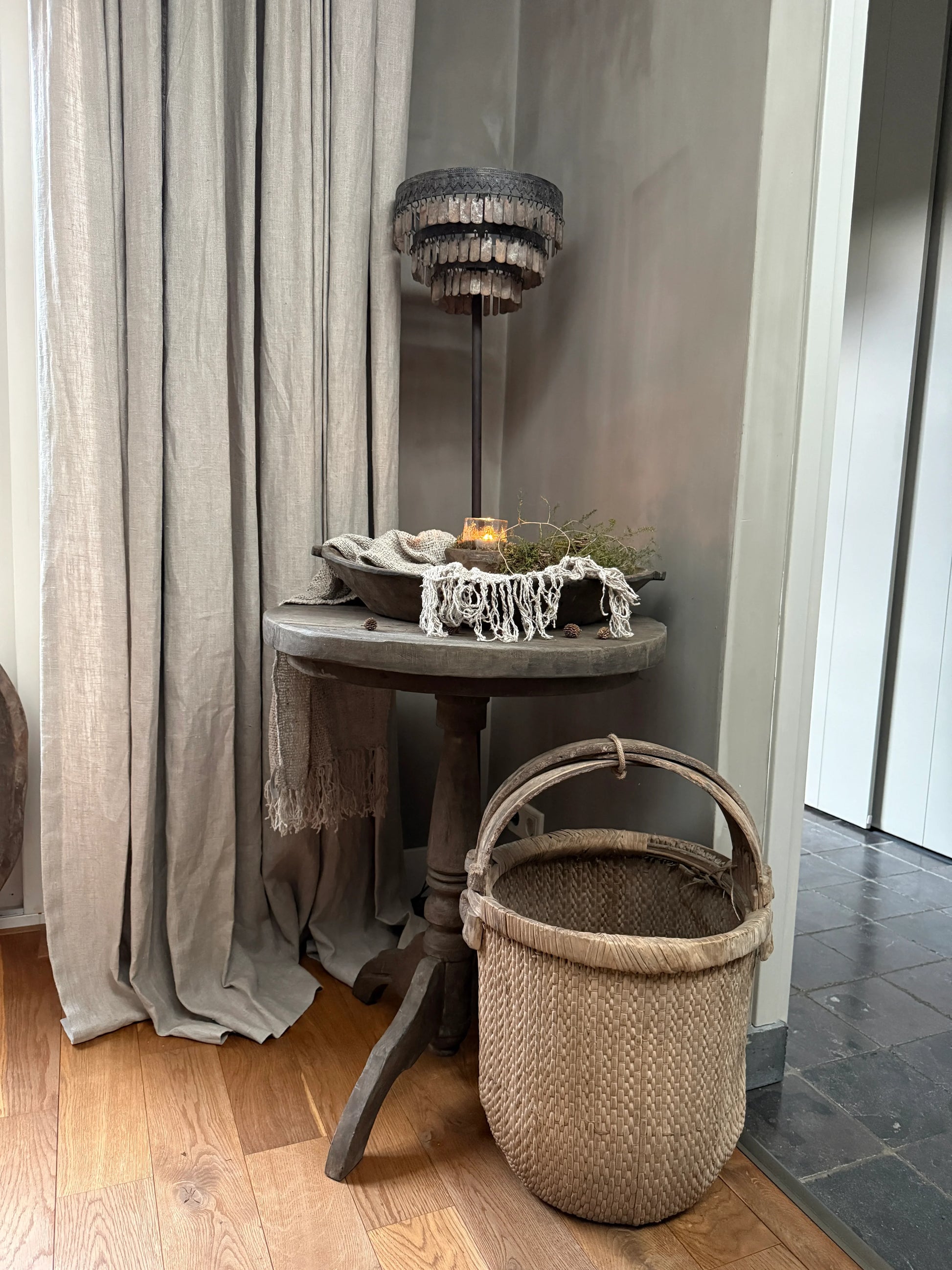 Landelijke decoratiehoek met handgemaakte houten tafel, mand en unieke lamp van My Sober Home.