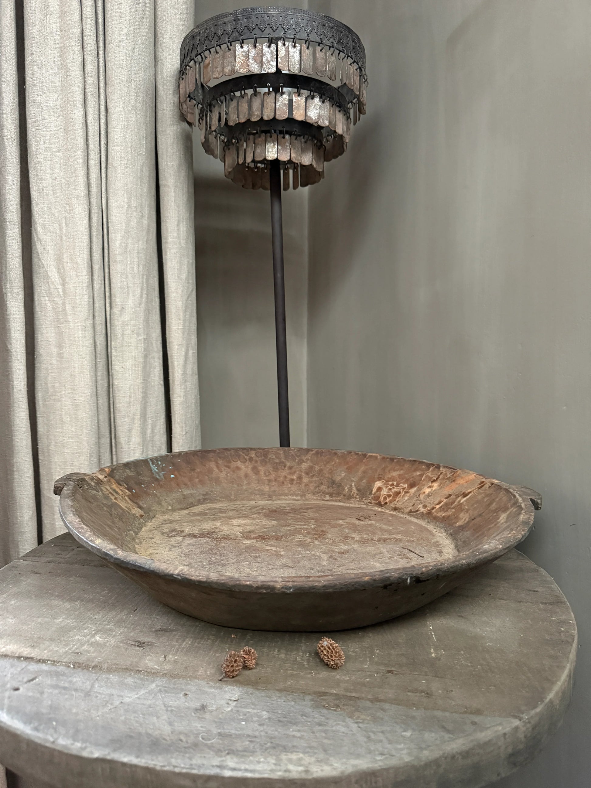 Handgemaakte houten schaal op ronde tafel, sobere landelijke woonaccessoires bij My Sober Home