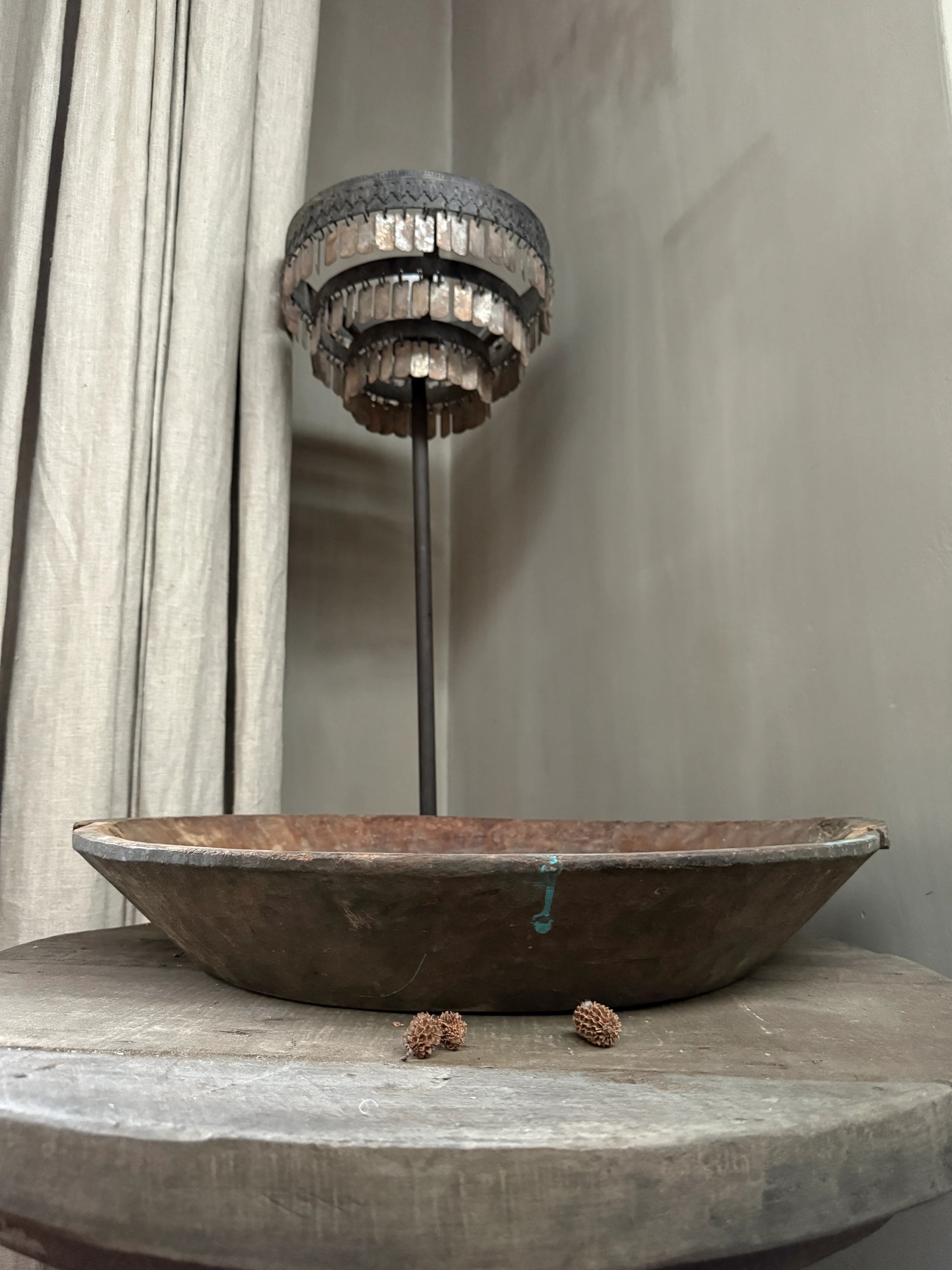 Handgemaakte houten schaal en sobere metalen lamp in landelijk interieur, My Sober Home