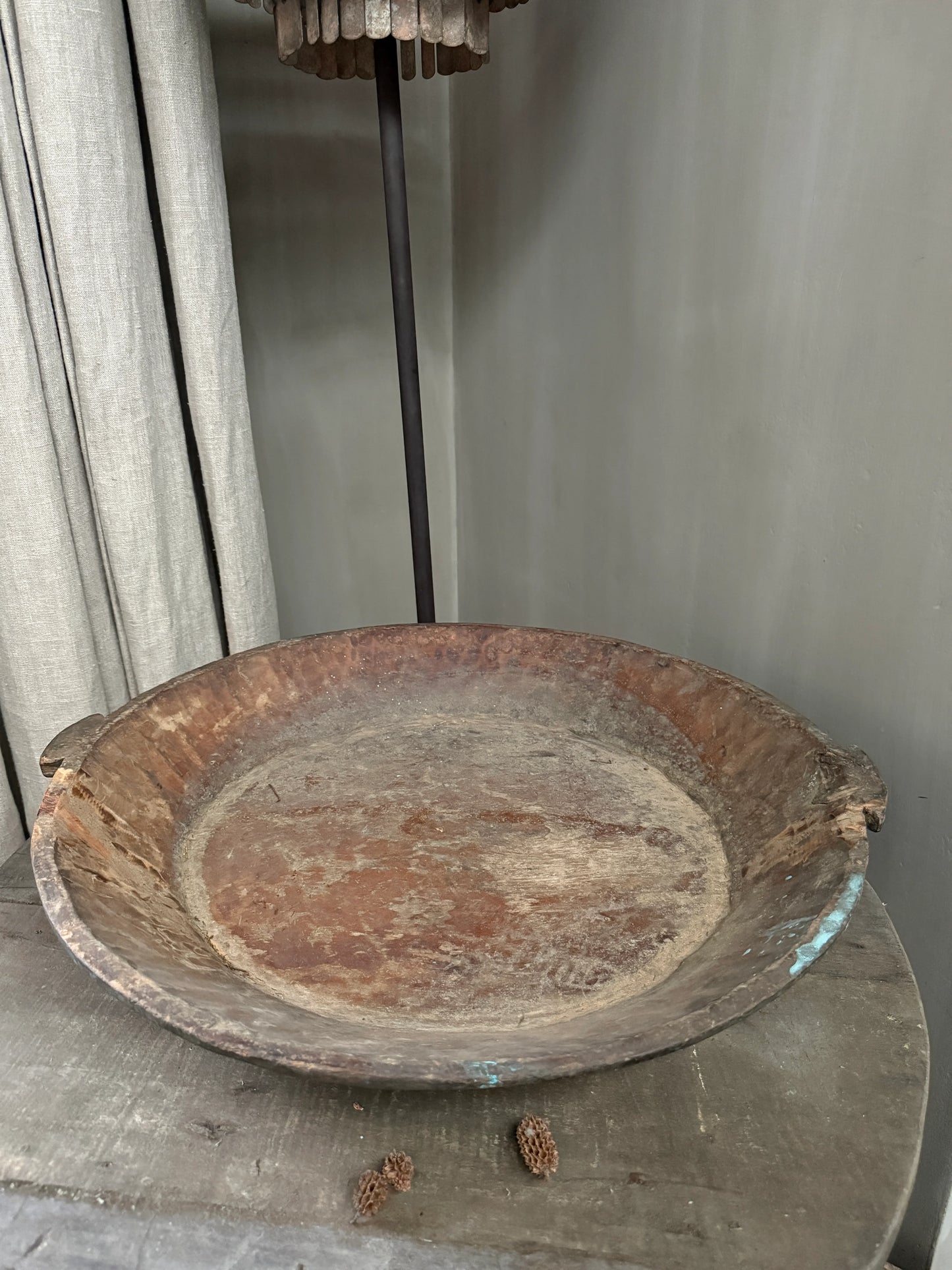 Oude houten schaal op sobere tafel, landelijke woondecoratie van My Sober Home