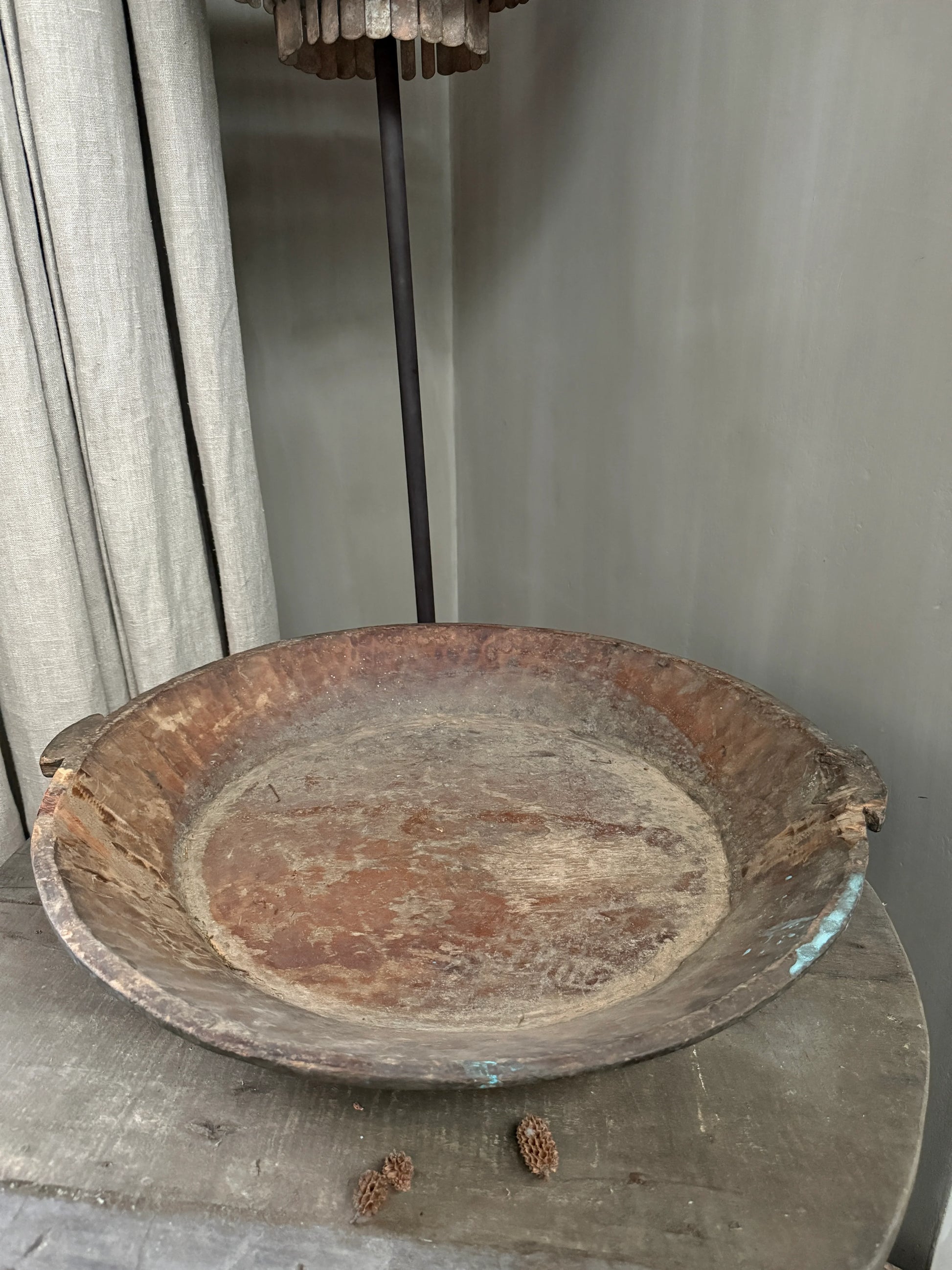 Oude houten schaal op sobere tafel, landelijke woondecoratie van My Sober Home