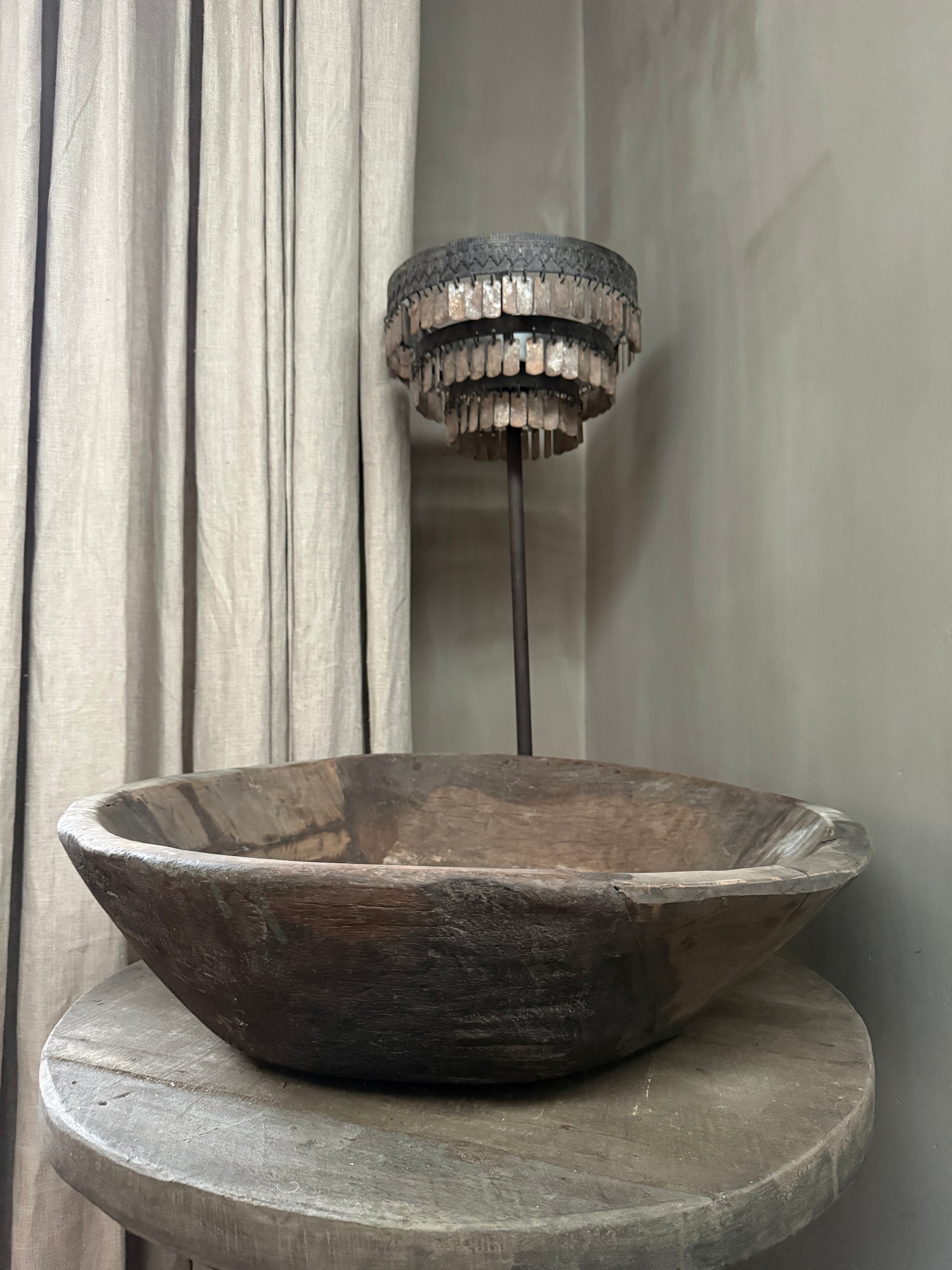 Handgemaakte houten schaal op ronde tafel met landelijke sober lamp, My Sober Home woonaccessoires