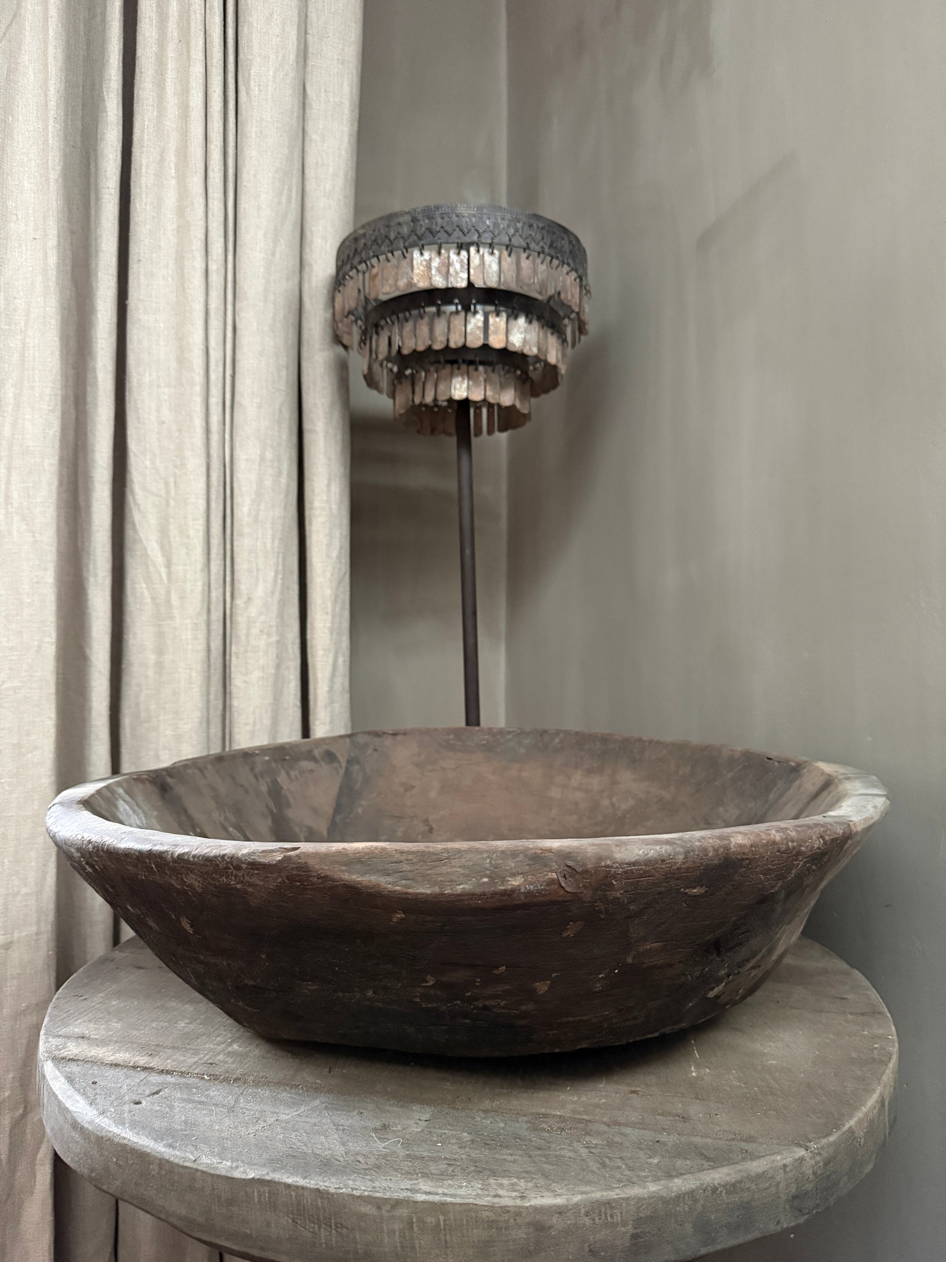 Handgemaakte, houten schaal op tafel in sober, landelijk interieur bij My Sober Home