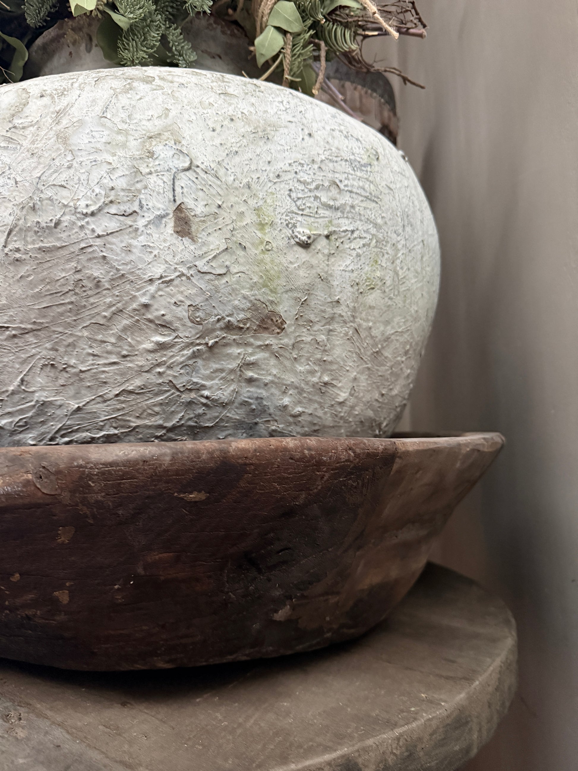 Handgemaakte landelijke pot en houten schaal, sober interieuraccessoire bij My Sober Home