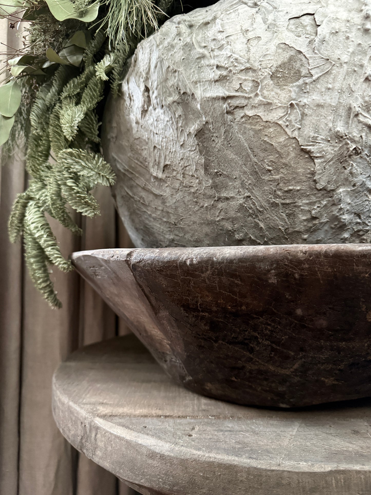 Handgemaakte landelijke schaal met verweerde vaas en groen, My Sober Home woonaccessoires