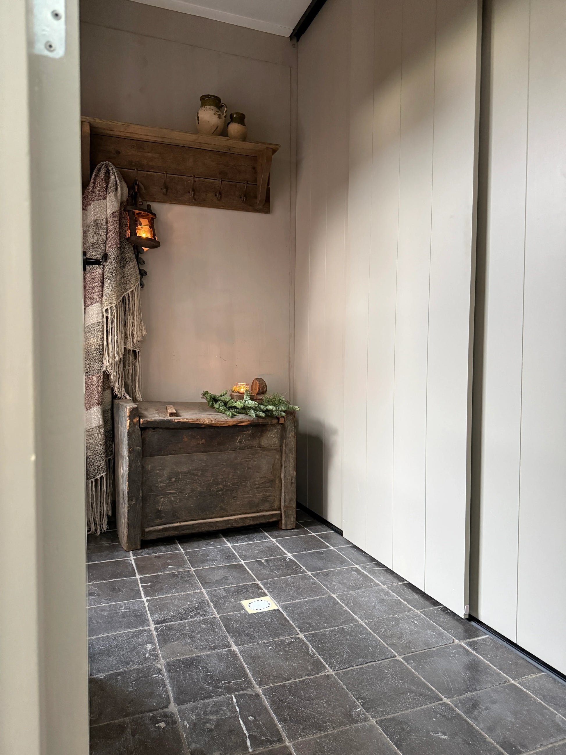 Sober landelijk interieur met houten kist, wandrek en woonaccessoires van My Sober Home