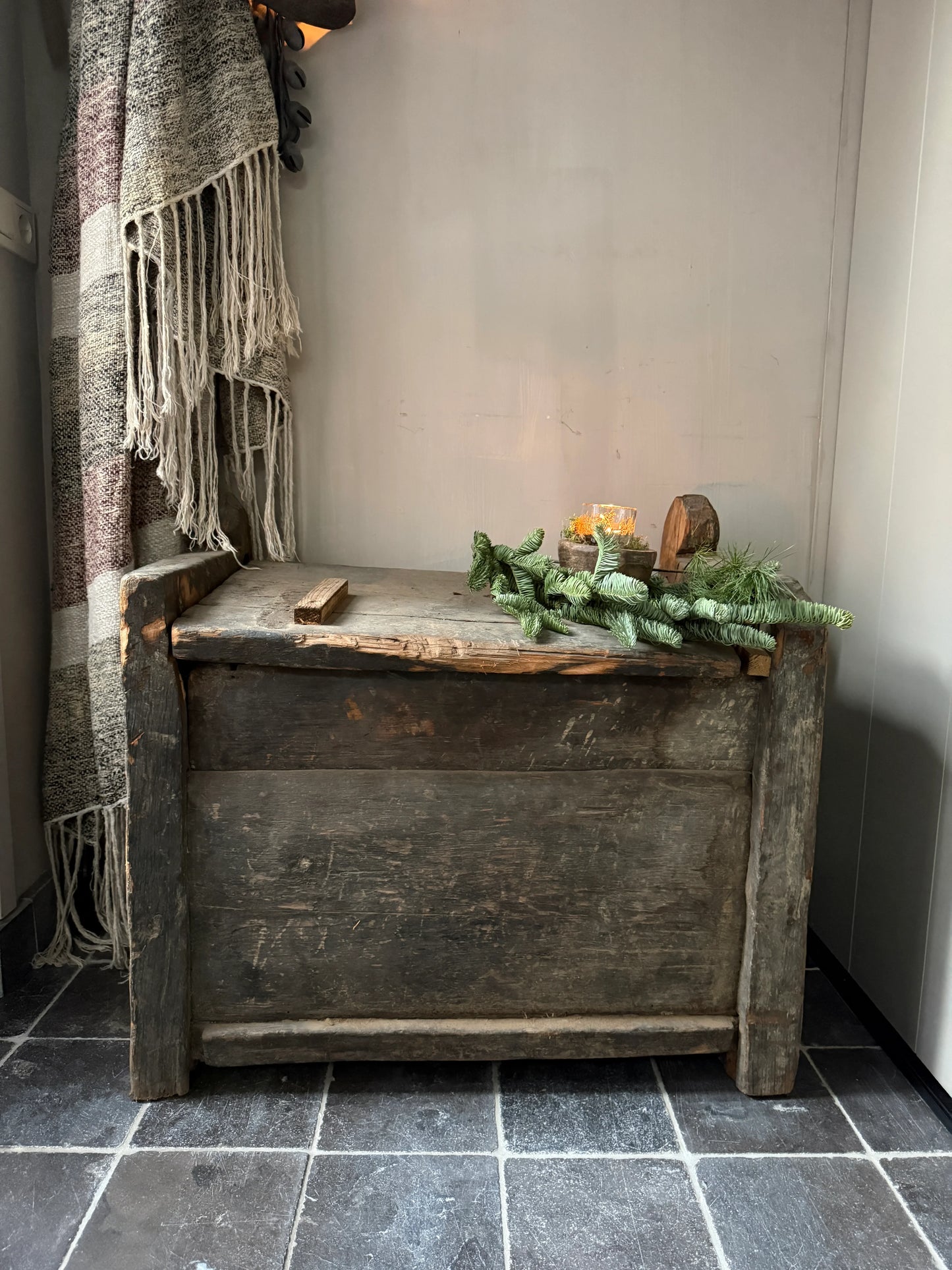 Oude houten kist met landelijke woondecoratie, plaid en groen, My Sober Home sfeer