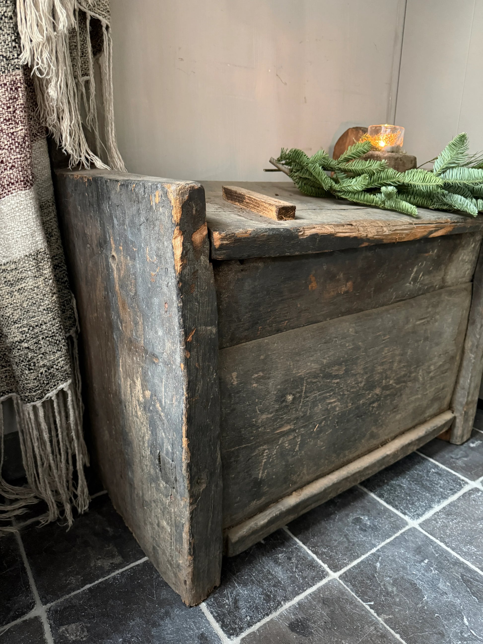 Handgemaakte, authentieke houten kist met landelijke uitstraling, decoratief met groen en kaars.