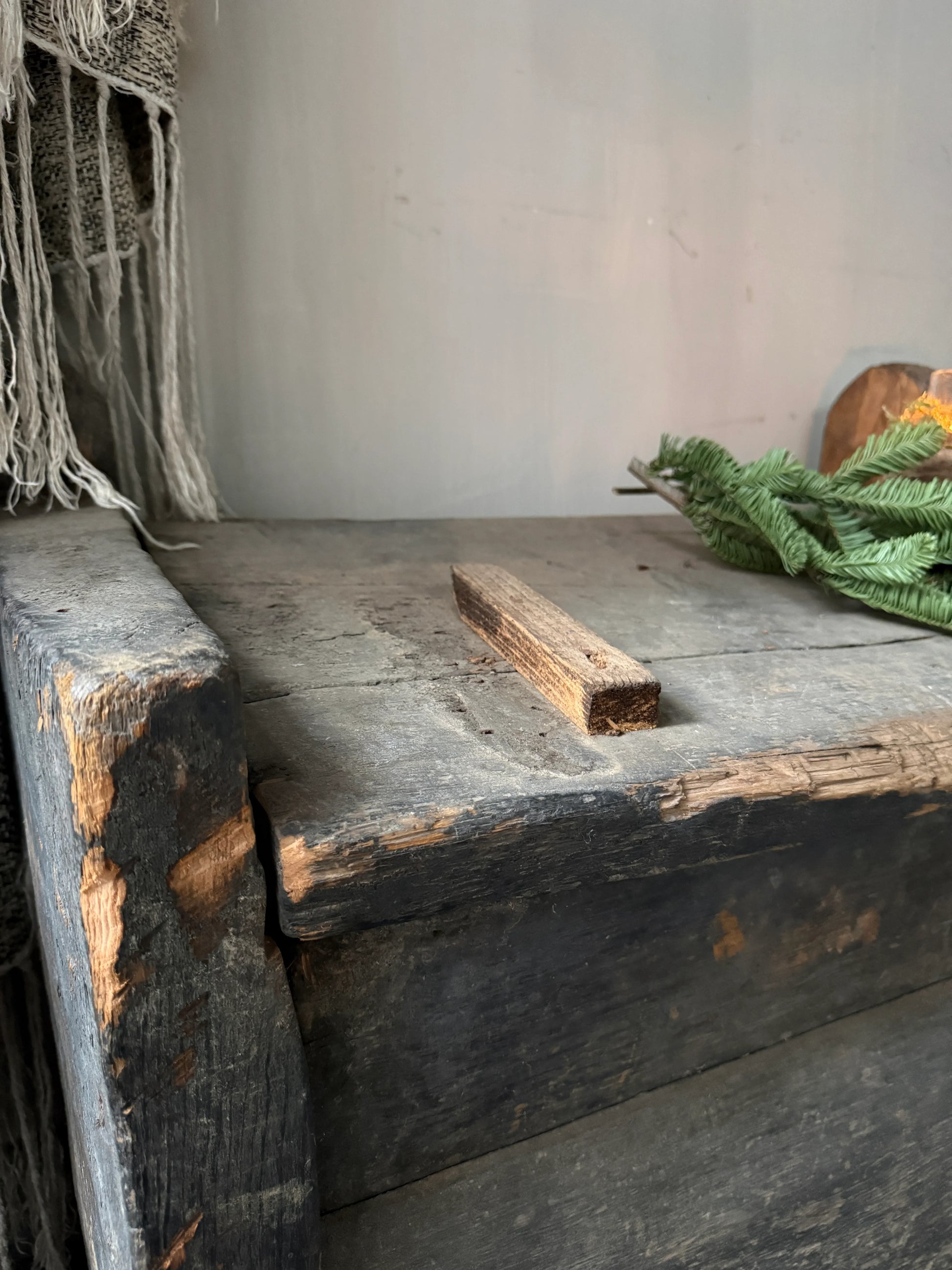 Authentieke, verweerde houten bank met landelijke decoratie en handgemaakte accessoires