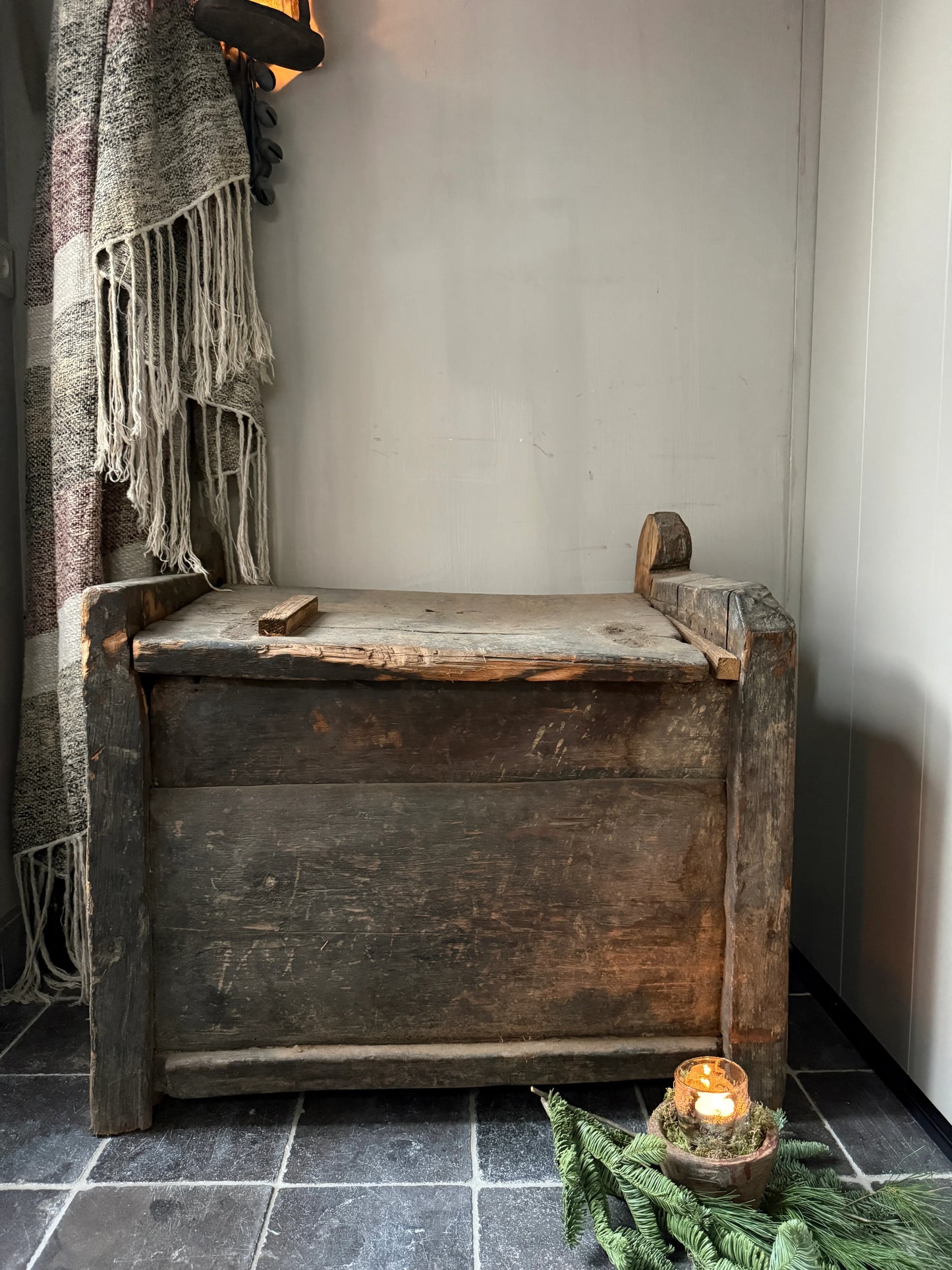 Handgemaakte houten kist met landelijke look, kaars en plaid, My Sober Home woonaccessoire