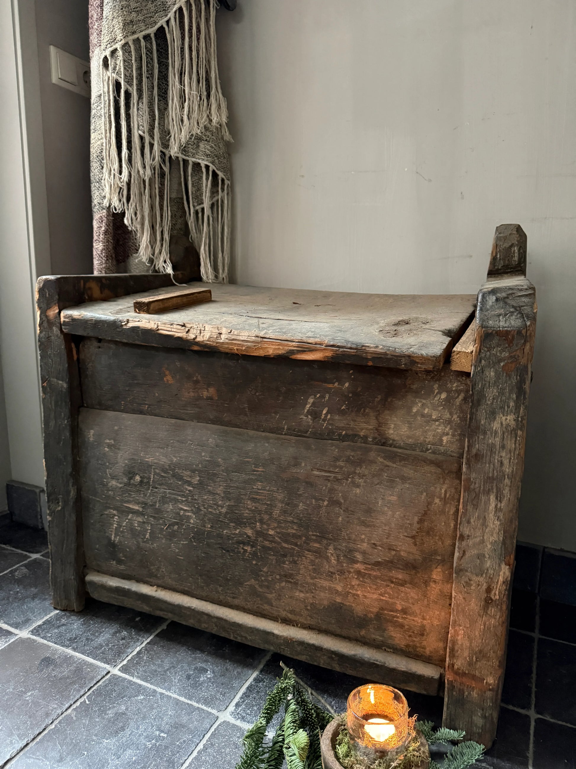 Oude houten kist als landelijke woonaccessoire bij My Sober Home, met kaars en plaid.