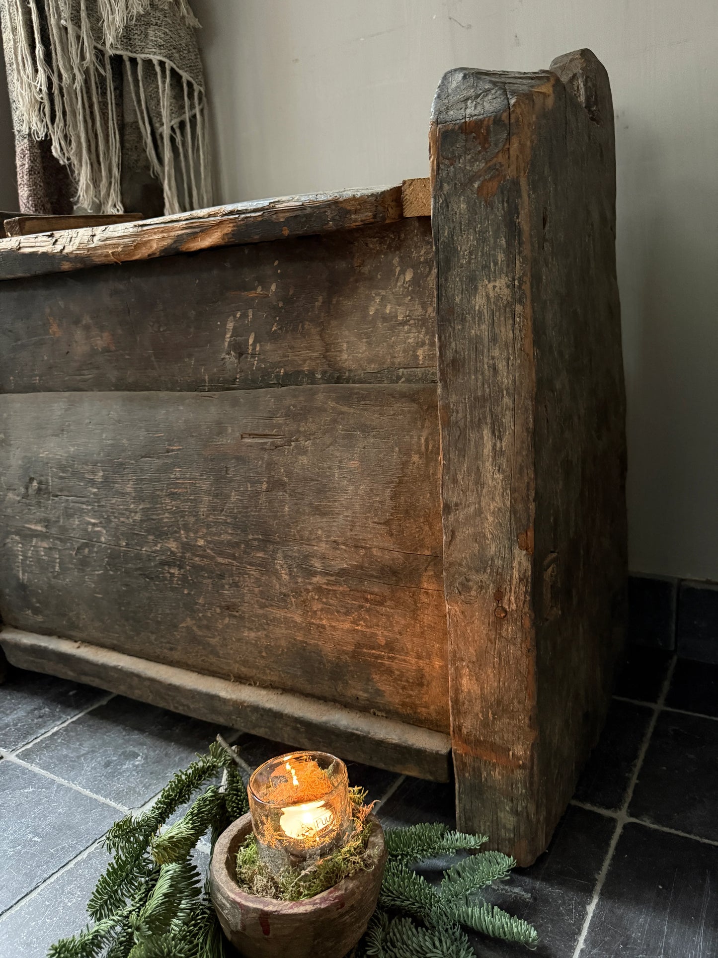 Authenieke handgemaakte houten kist met landelijke uitstraling en sfeervol kaarslicht, My Sober Home