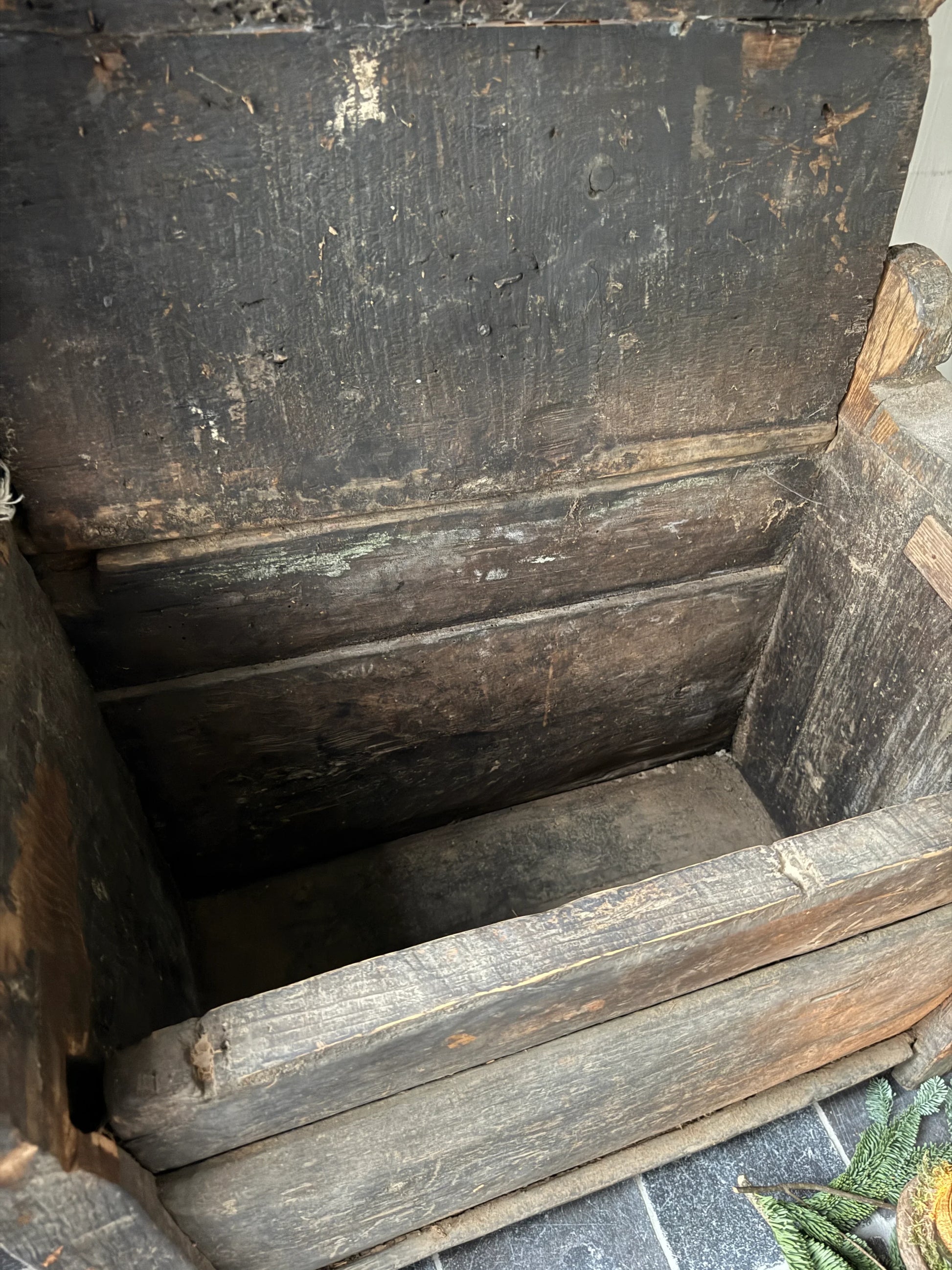 Authentieke, handgemaakte houten kist met verweerd uiterlijk, landelijk en sober interieur