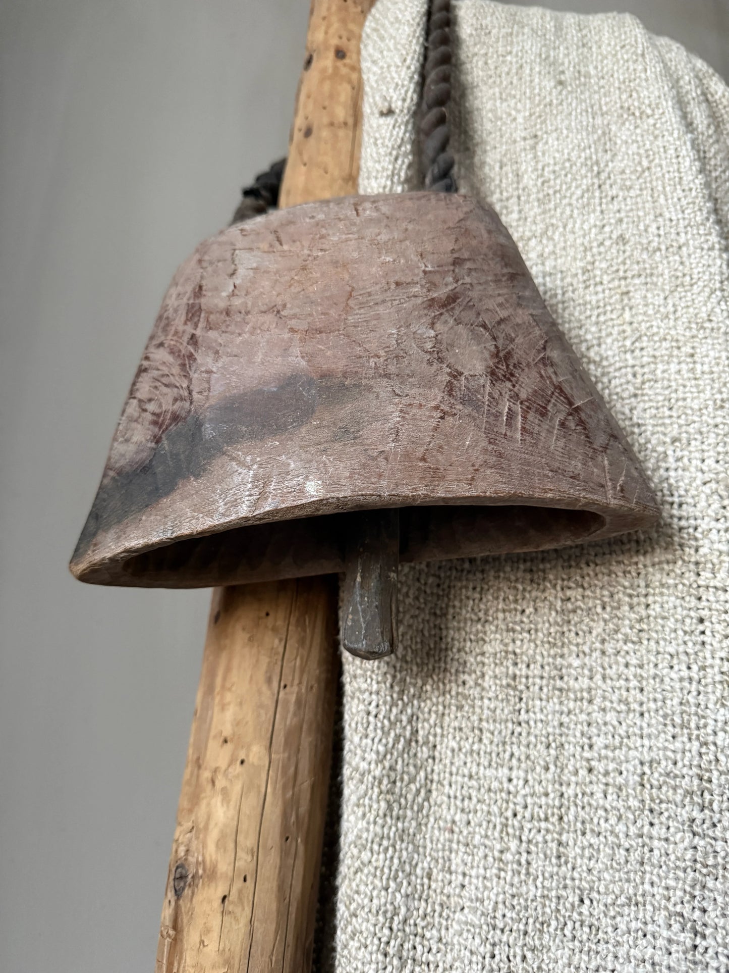 Handgemaakte houten bel aan touw, landelijke woonaccessoire My Sober Home