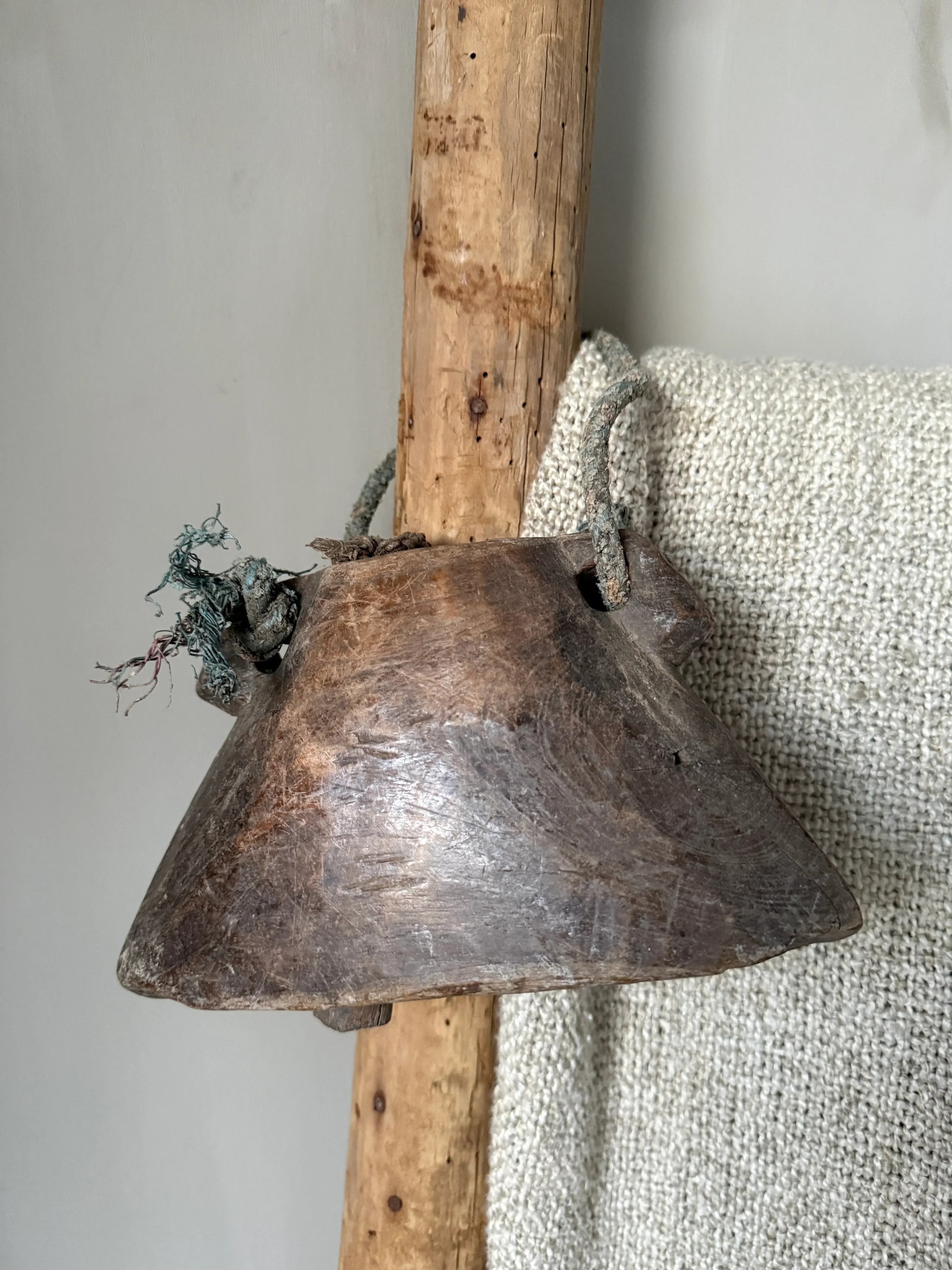 Authentieke houten bel met touw, landelijke woonaccessoire uit India bij My Sober Home