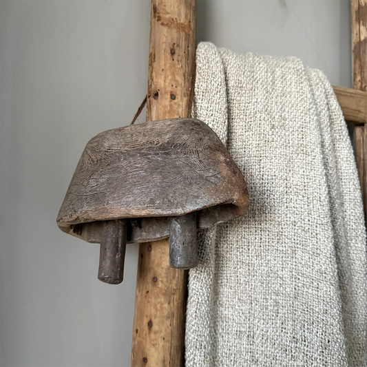 Oude houten koeienbel