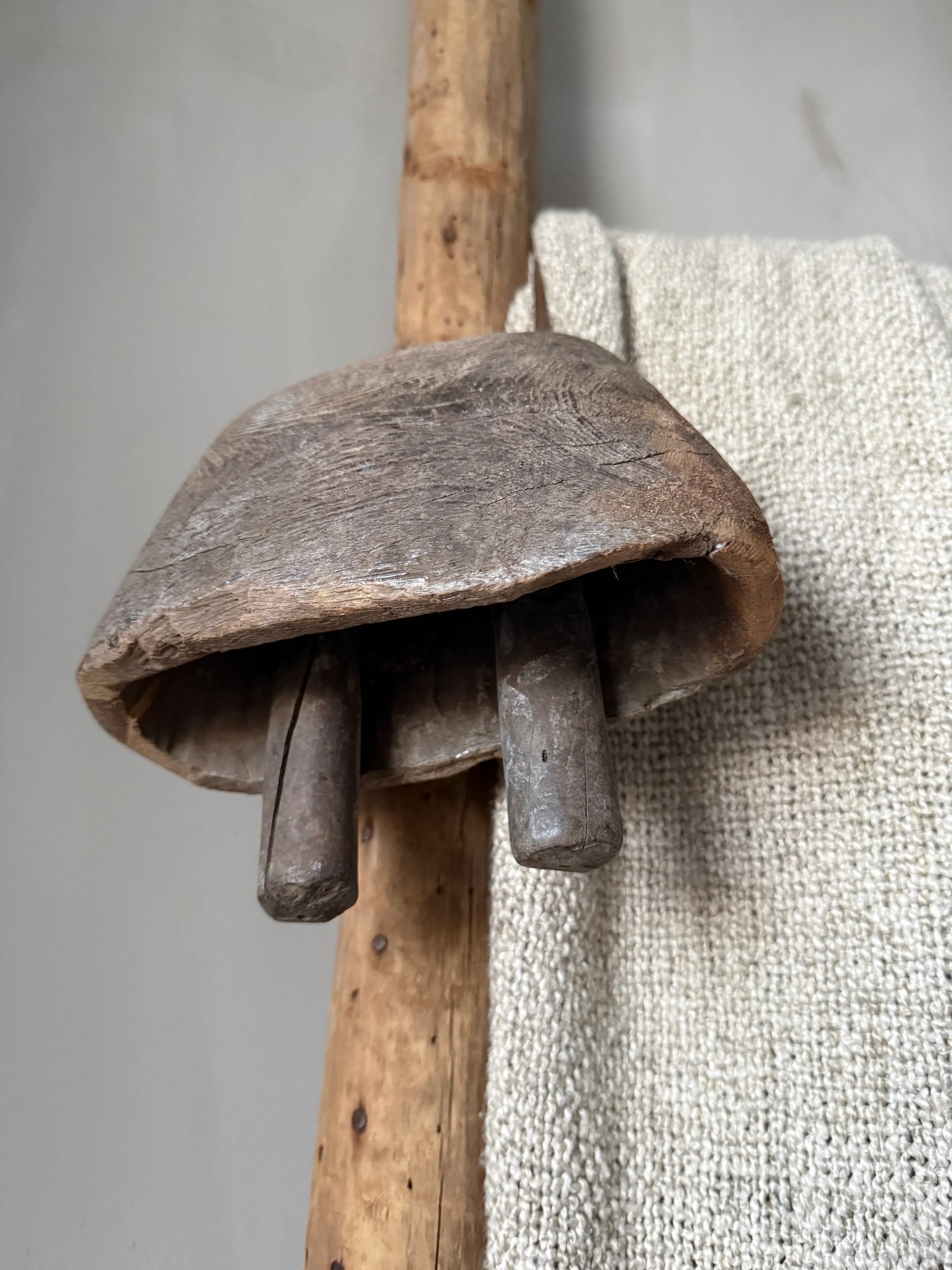 Authentieke houten handgemaakte klos, landelijke woondecoratie op rustieke achtergrond