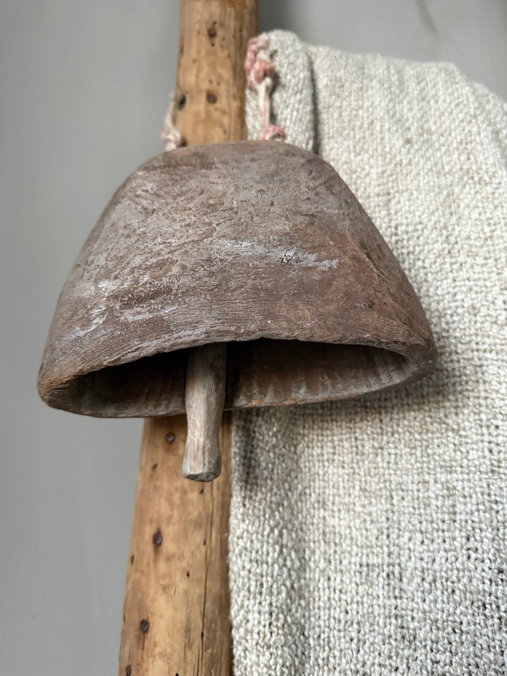 Authentieke houten bel handgemaakt uit India, rustiek en sober woonaccessoire aan houten stok