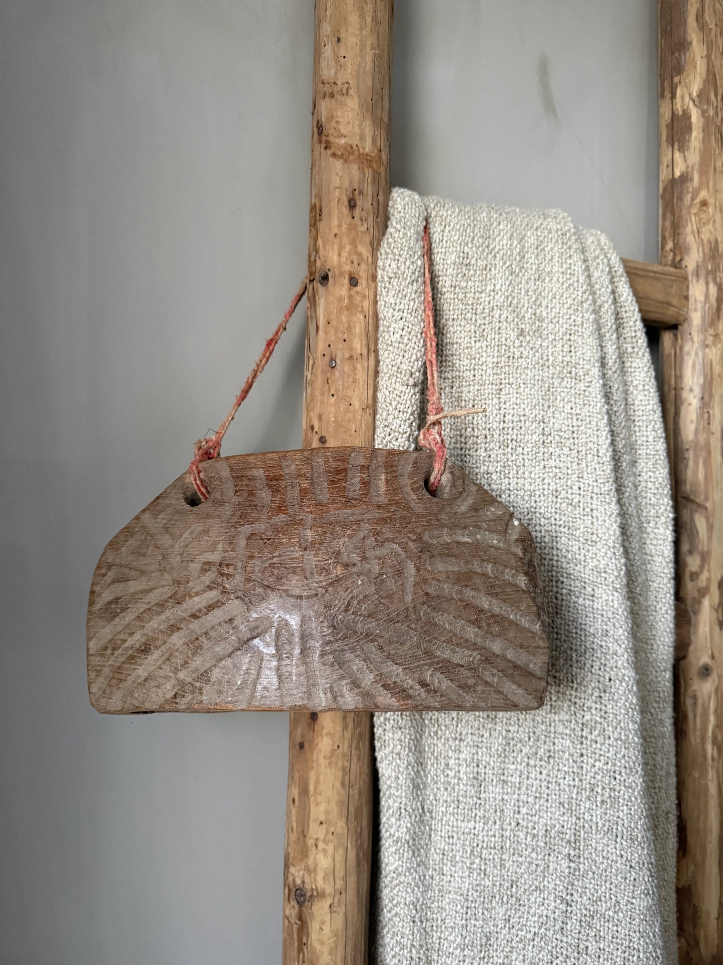 Handgemaakt houten woonaccessoire aan touw, rustiek en sober interieur bij My Sober Home