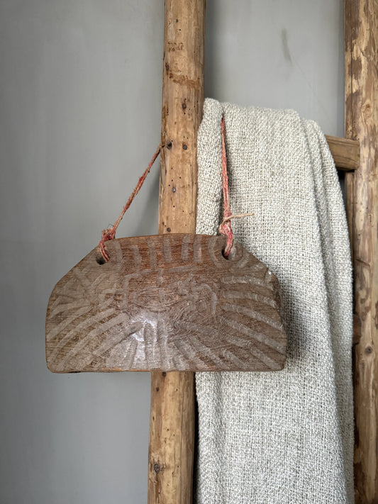 Handgemaakt houten woonaccessoire aan touw, rustiek en sober interieur bij My Sober Home