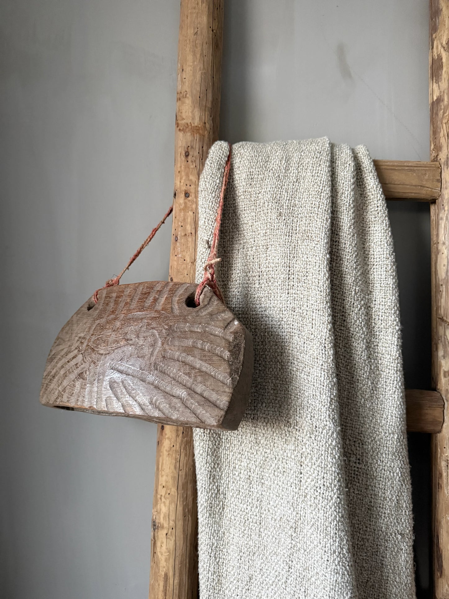 Handgemaakte houten woondecoratie en beige plaid op landelijke houten ladder, My Sober Home