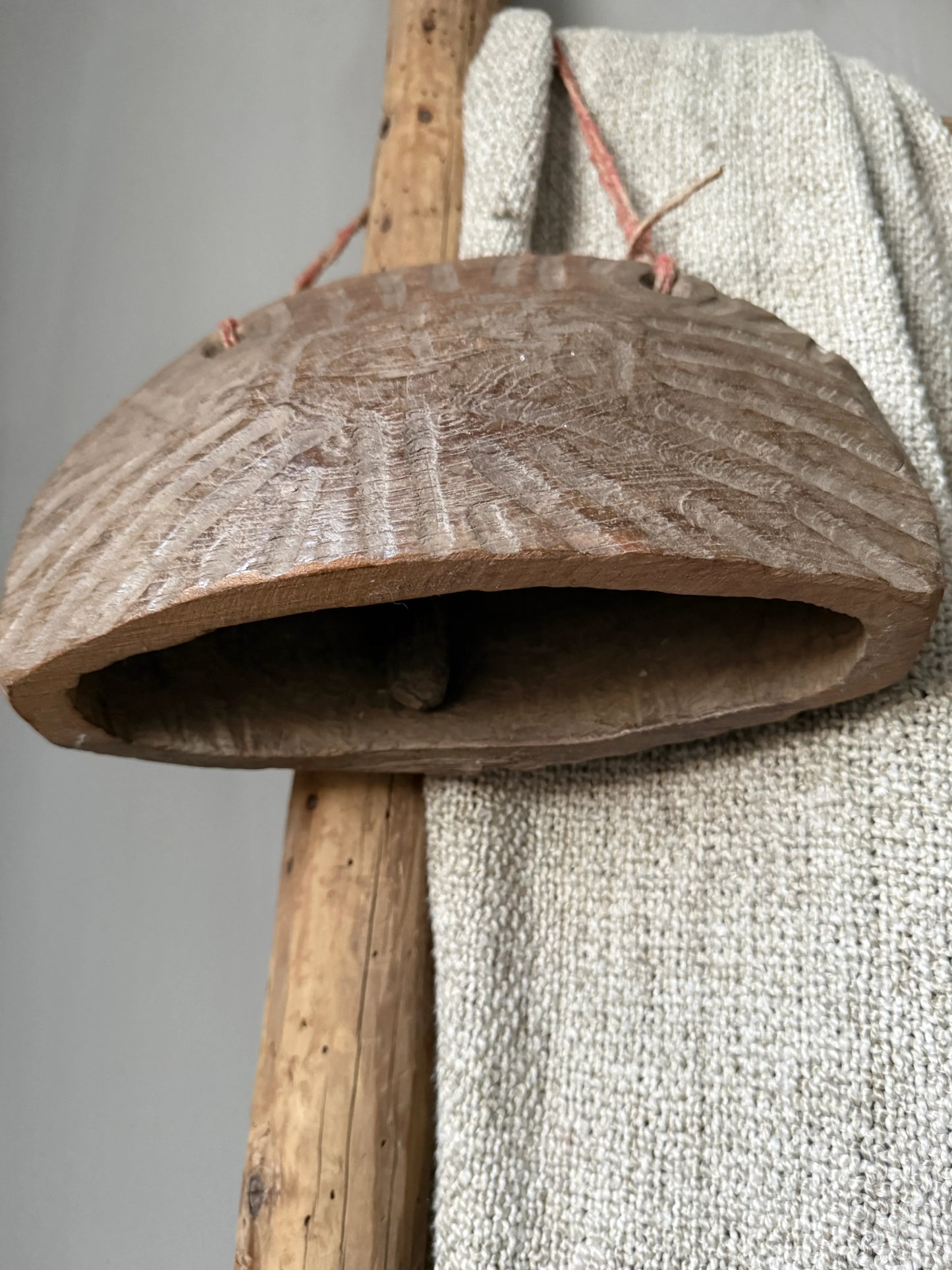 Handgemaakte houten wanddecoratie met touw, landelijke stijl bij My Sober Home