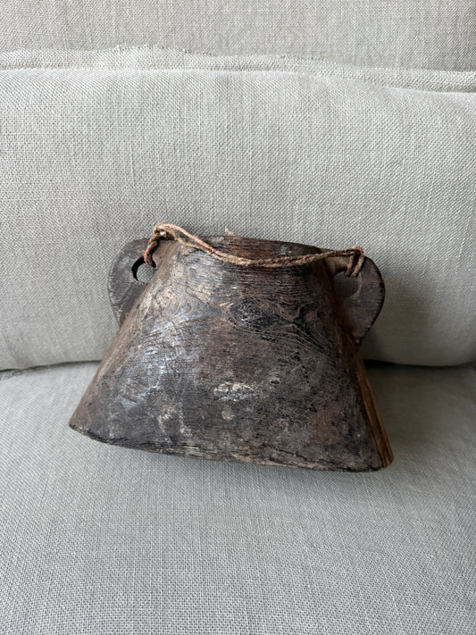 Authentieke, handgemaakte landelijke bel decoratie van oud metaal op linnen bank, My Sober Home