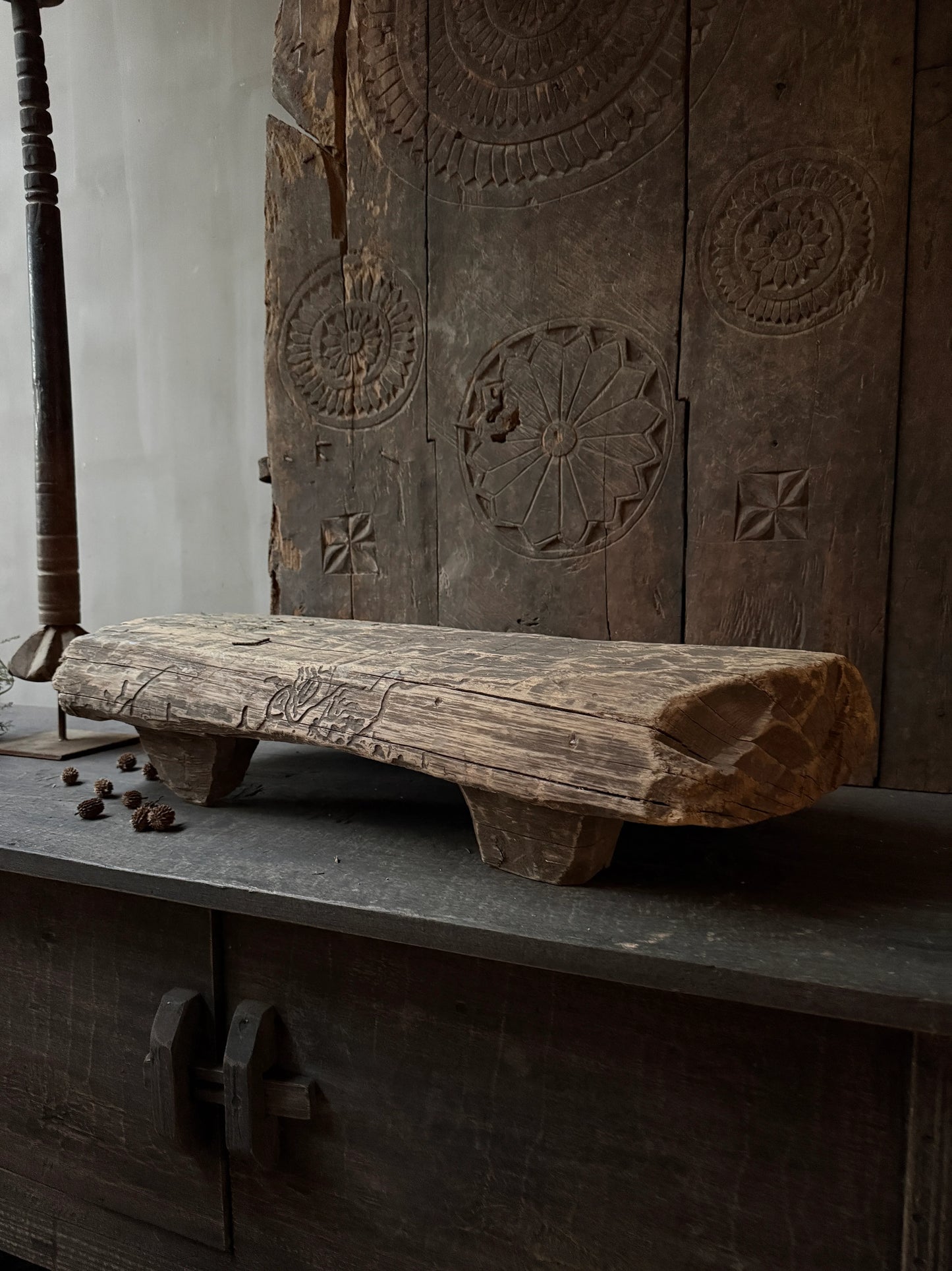 Authentieke houten platte schaal op poten, handgemaakt, sober landelijk interieur decoratie