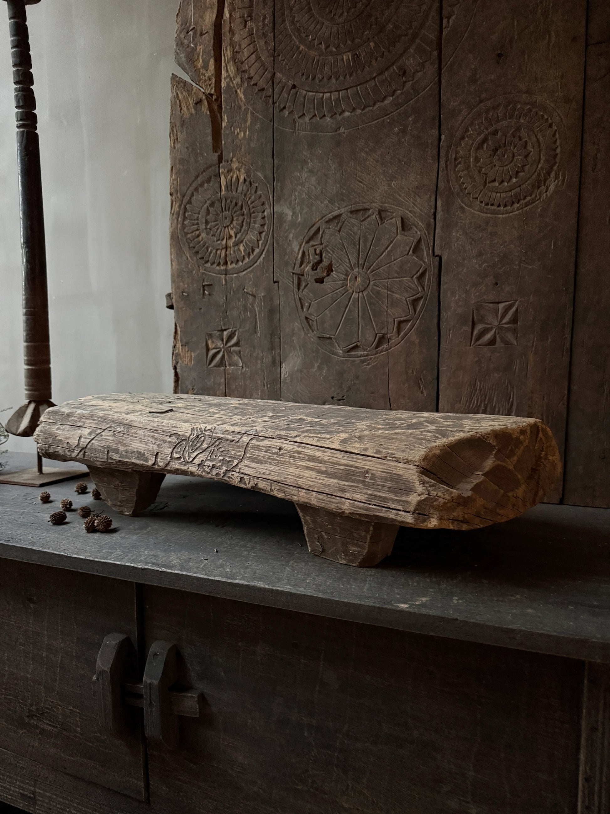 Authentieke houten platte schaal op poten, handgemaakt, sober landelijk interieur decoratie